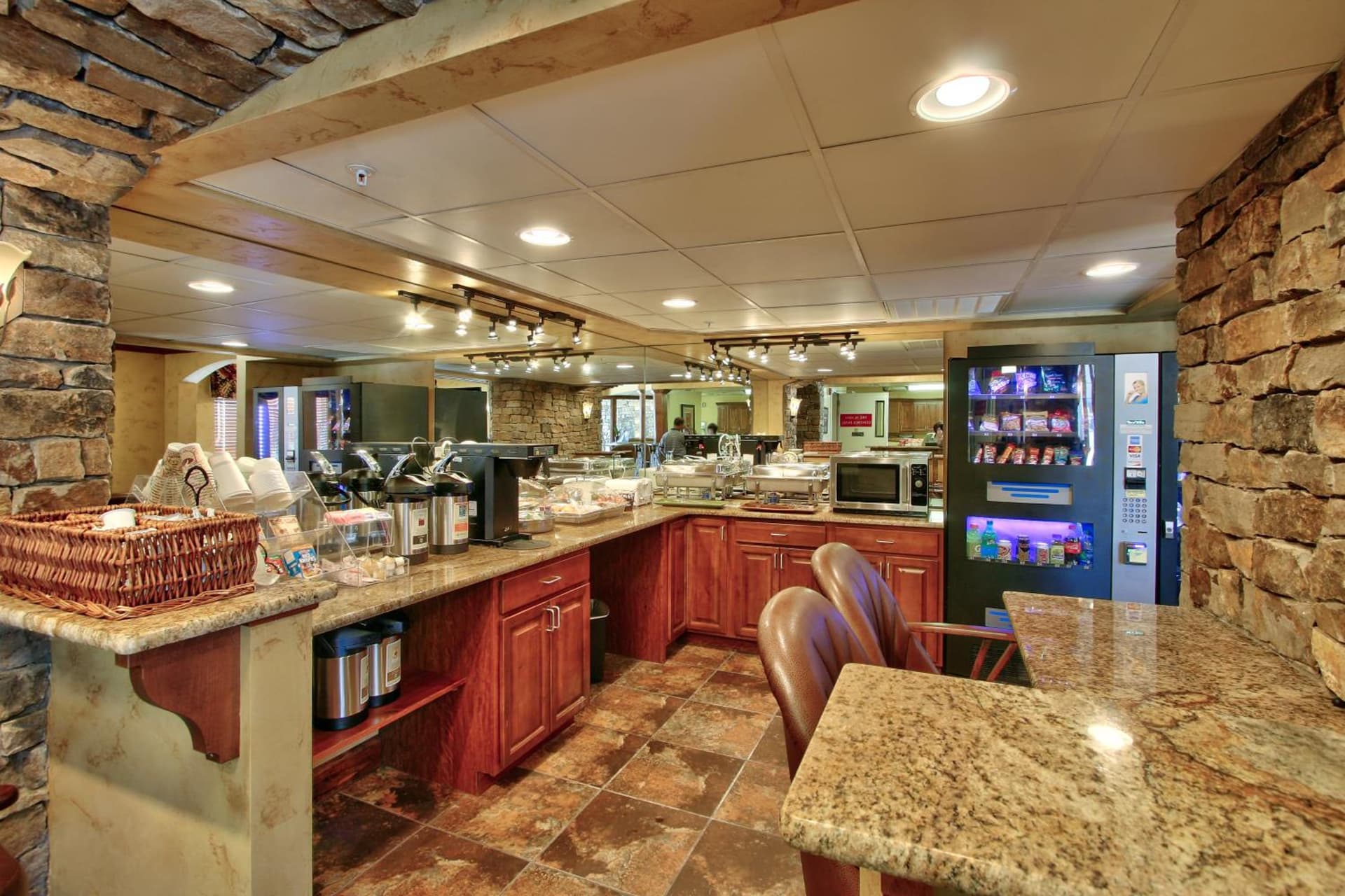 MCM Elegante Suites