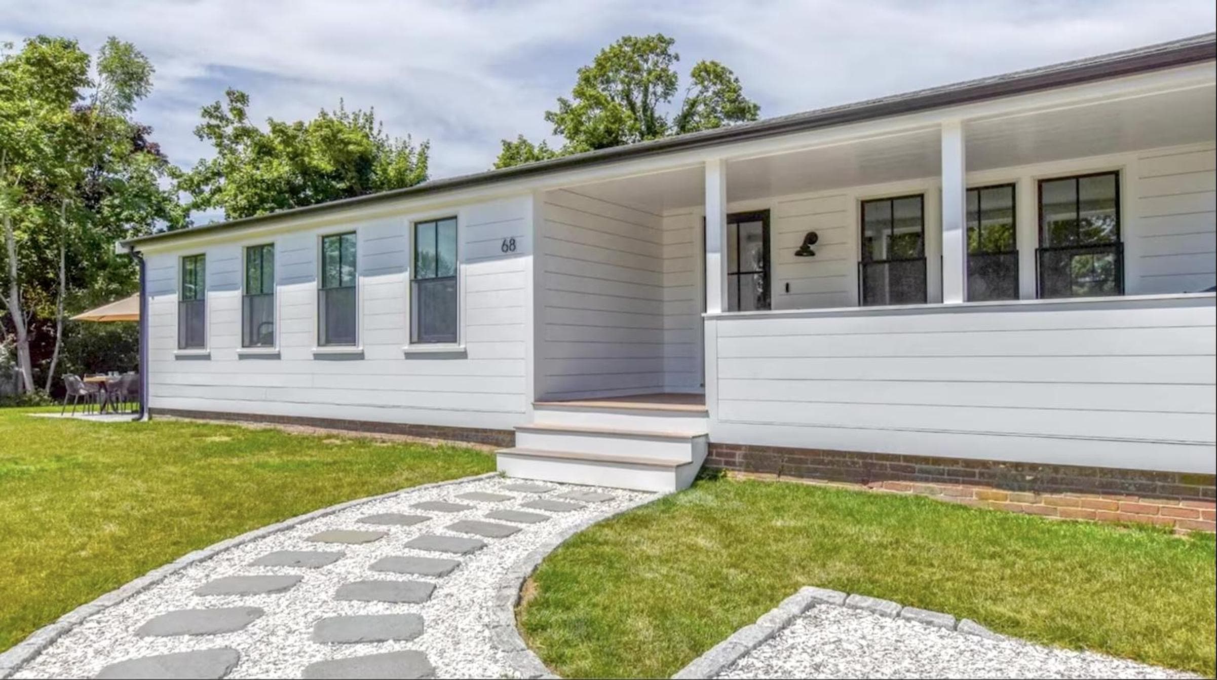 Renovated kitchen less than 2 miles to Beach!