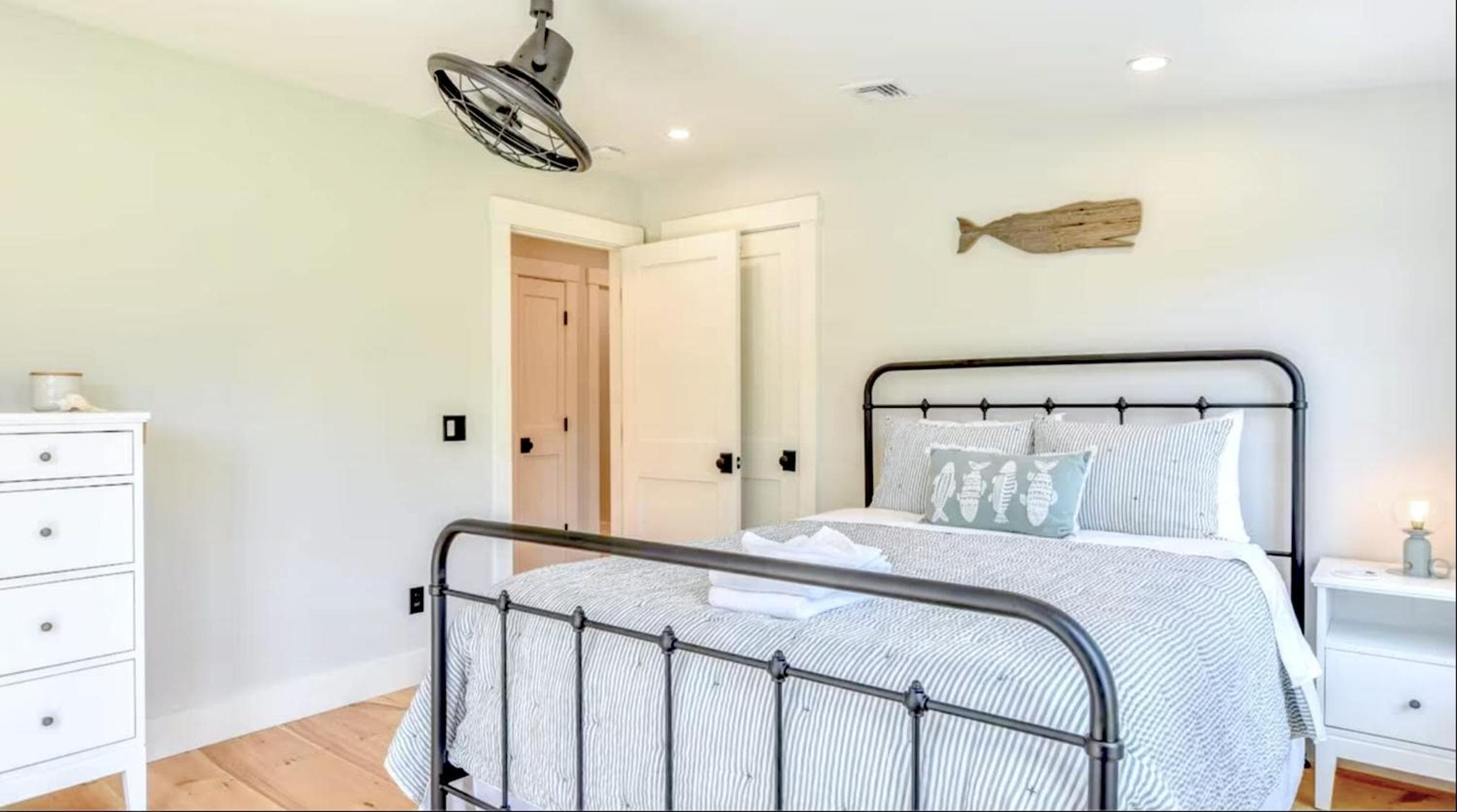 Renovated kitchen less than 2 miles to Beach!