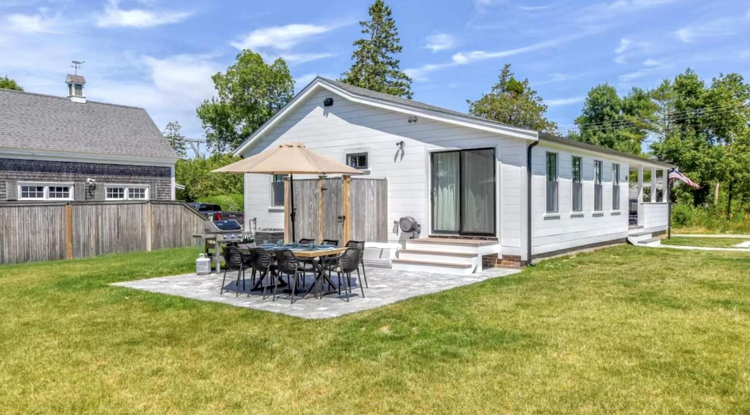 Renovated kitchen less than 2 miles to Beach!
