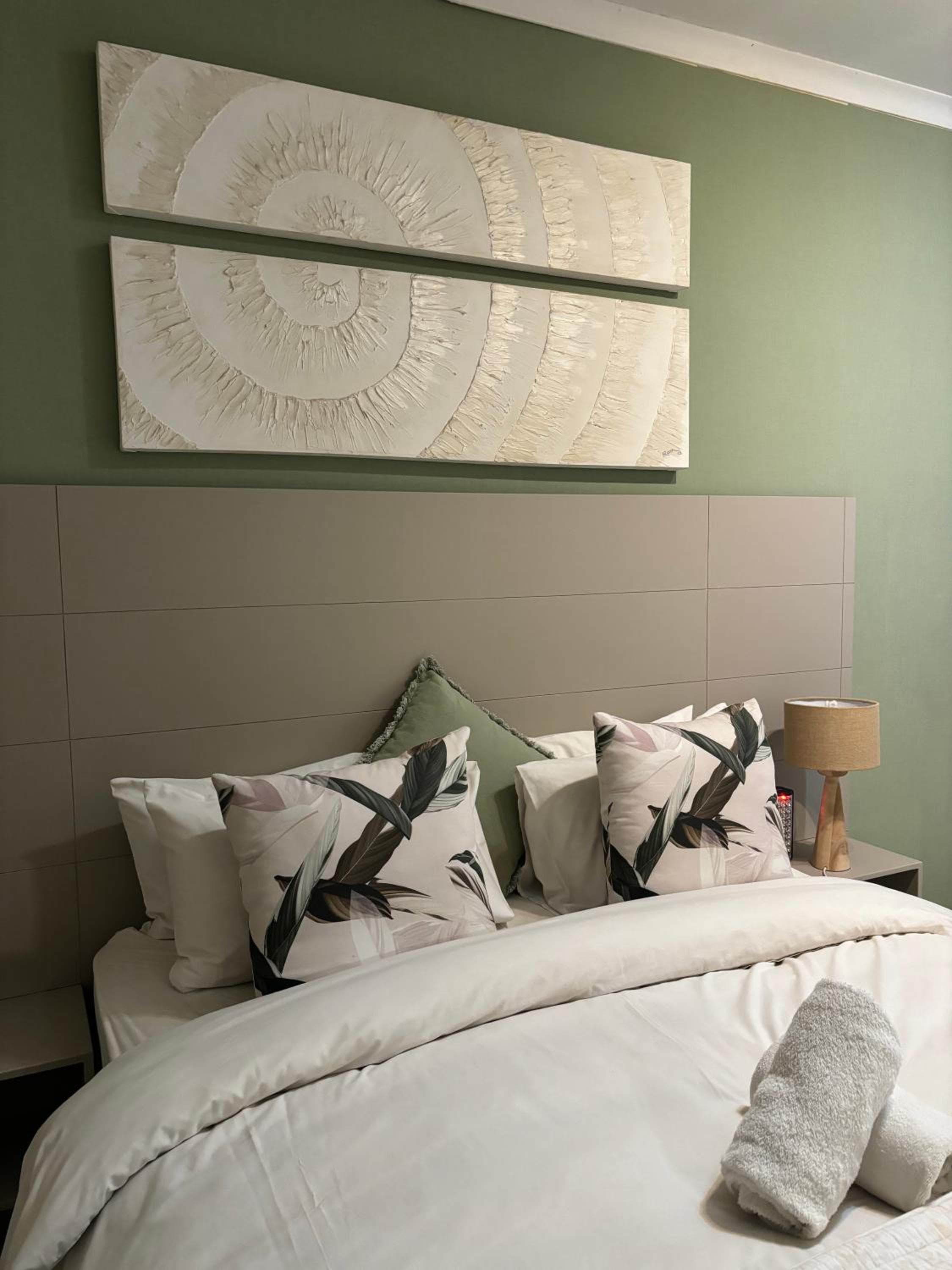 Koi liv-Inn Bedfordview ll Modern Guest House Near OR Tambo