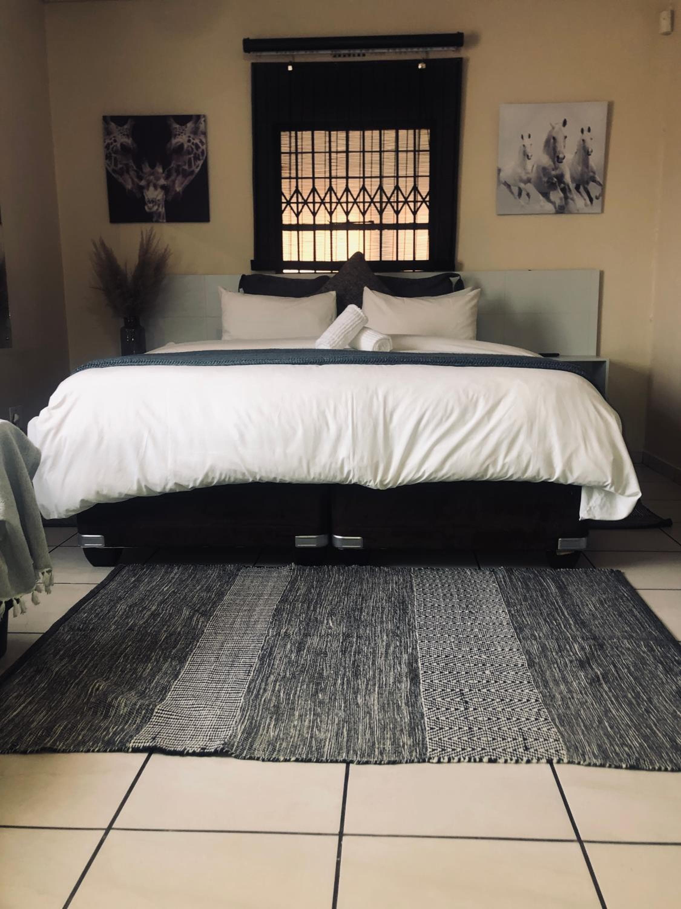 Koi liv-Inn Bedfordview ll Modern Guest House Near OR Tambo