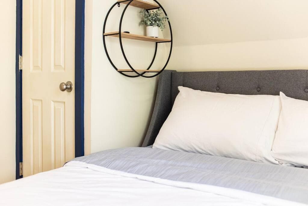 Walk to ND, Hot Tub, Lux Kitchen, Pet Friendly