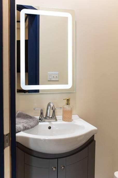 Walk to ND, Hot Tub, Lux Kitchen, Pet Friendly