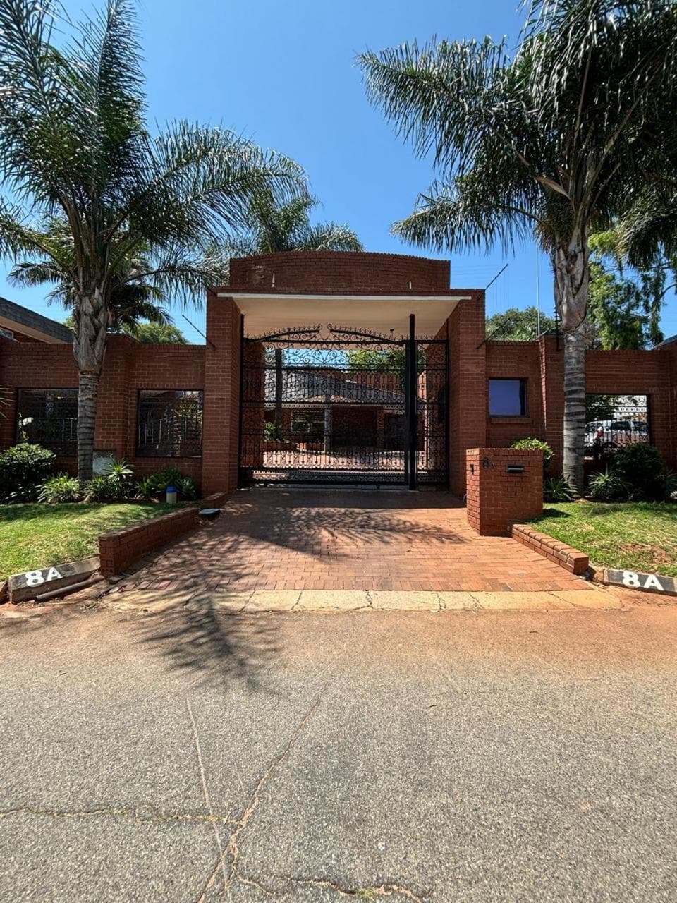 Koi liv-Inn Bedfordview ll Modern Guest House Near OR Tambo