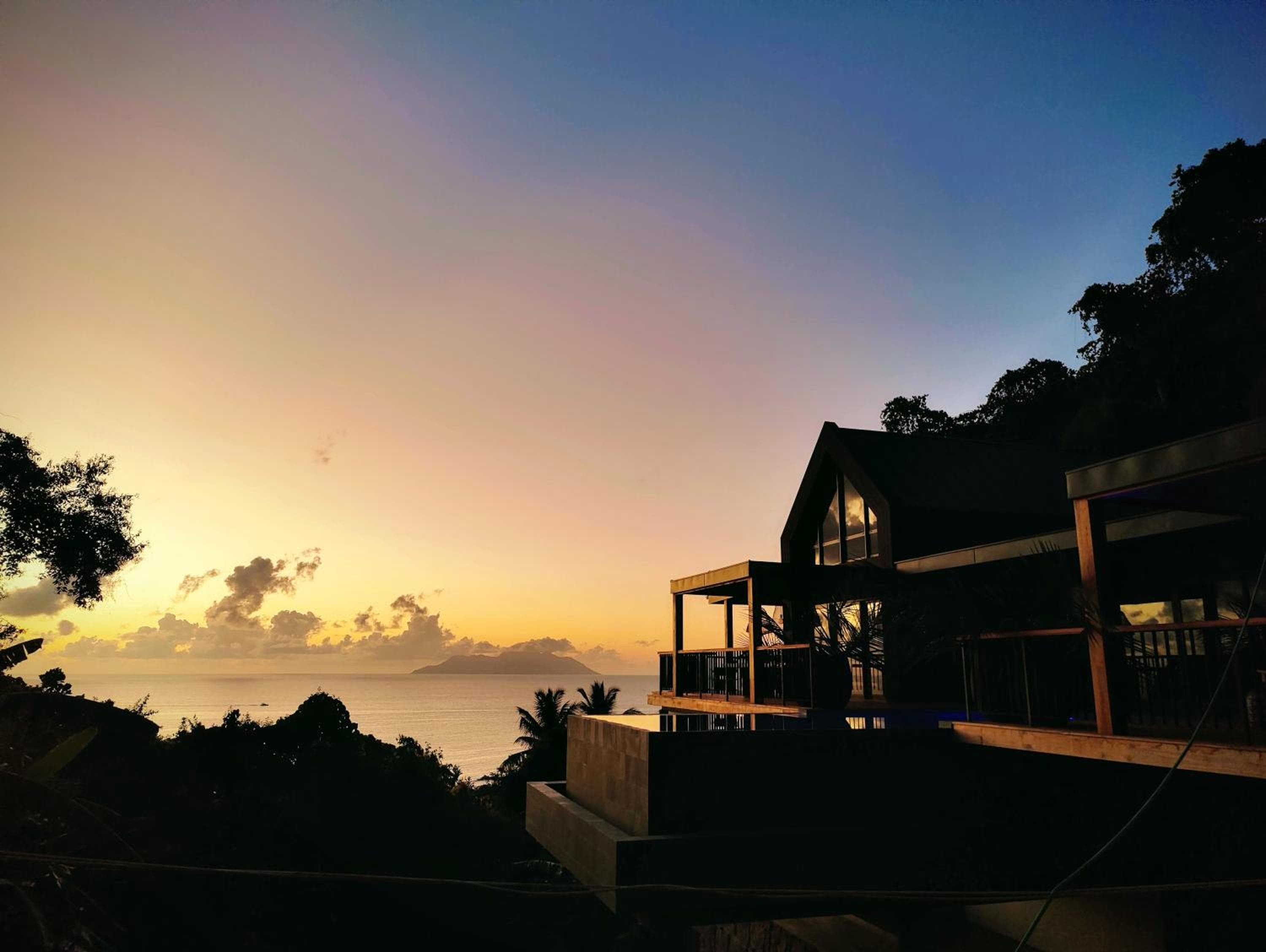 Maison Gaia Seychelles - staffed 5BR villa, infinity pool, ocean & sunset view