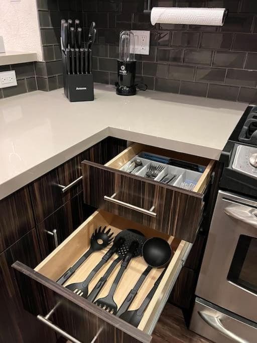 Luxury Modern Condo 3-min from Six Flags w/PS5, 1GB Fast Wi-fi Kingbed
