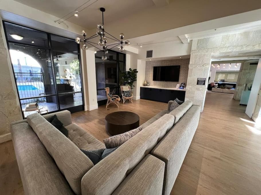 Luxury Modern Condo 3-min from Six Flags w/PS5, 1GB Fast Wi-fi Kingbed
