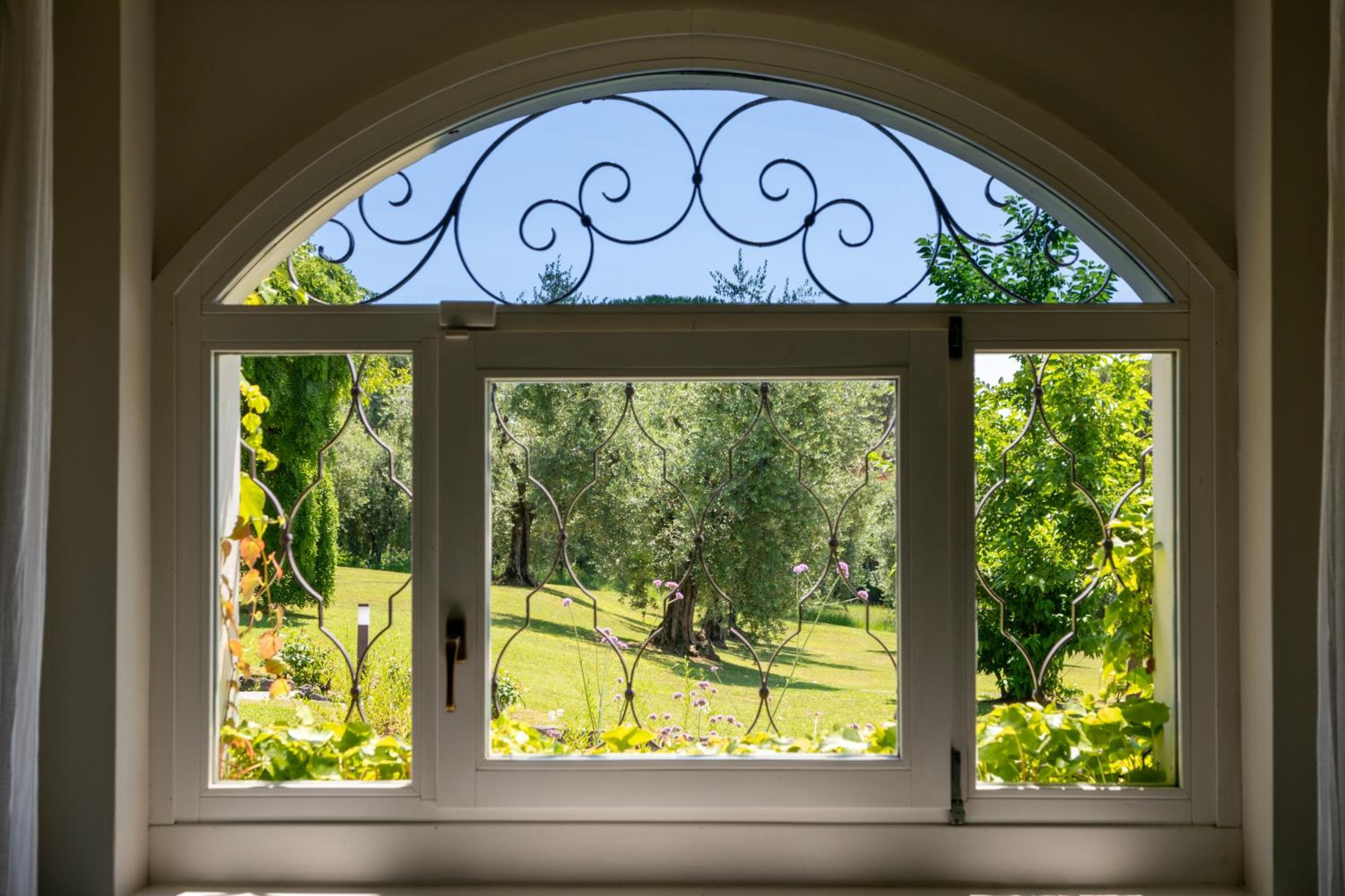 PODERI LA ROCCHETTA Countryside Estate on the Hills of Lake Garda