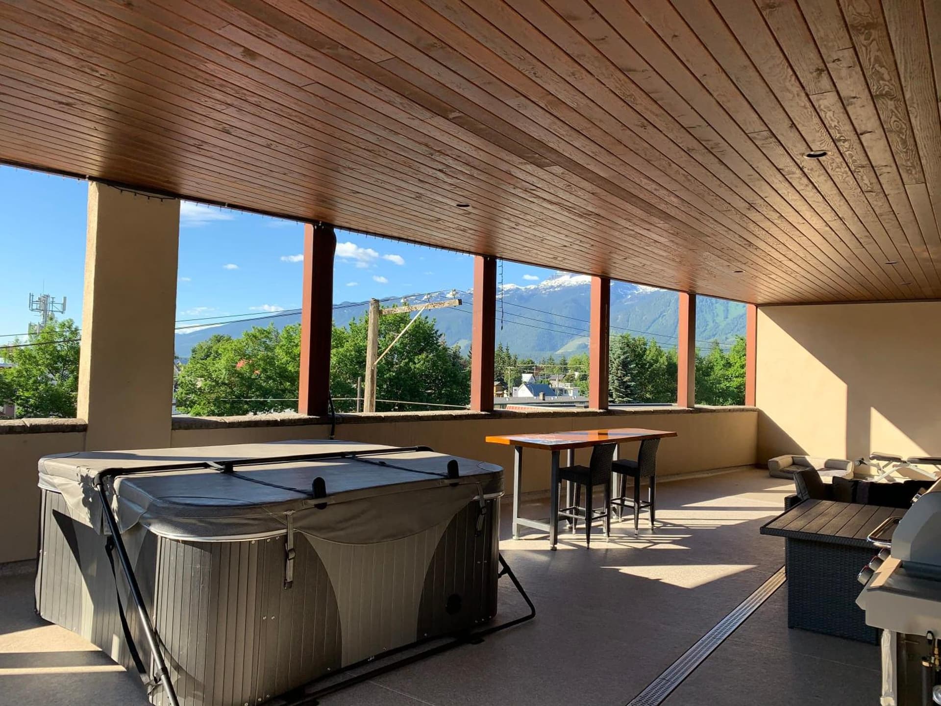 Lily Glacier Suite - RARE Downtown Location
