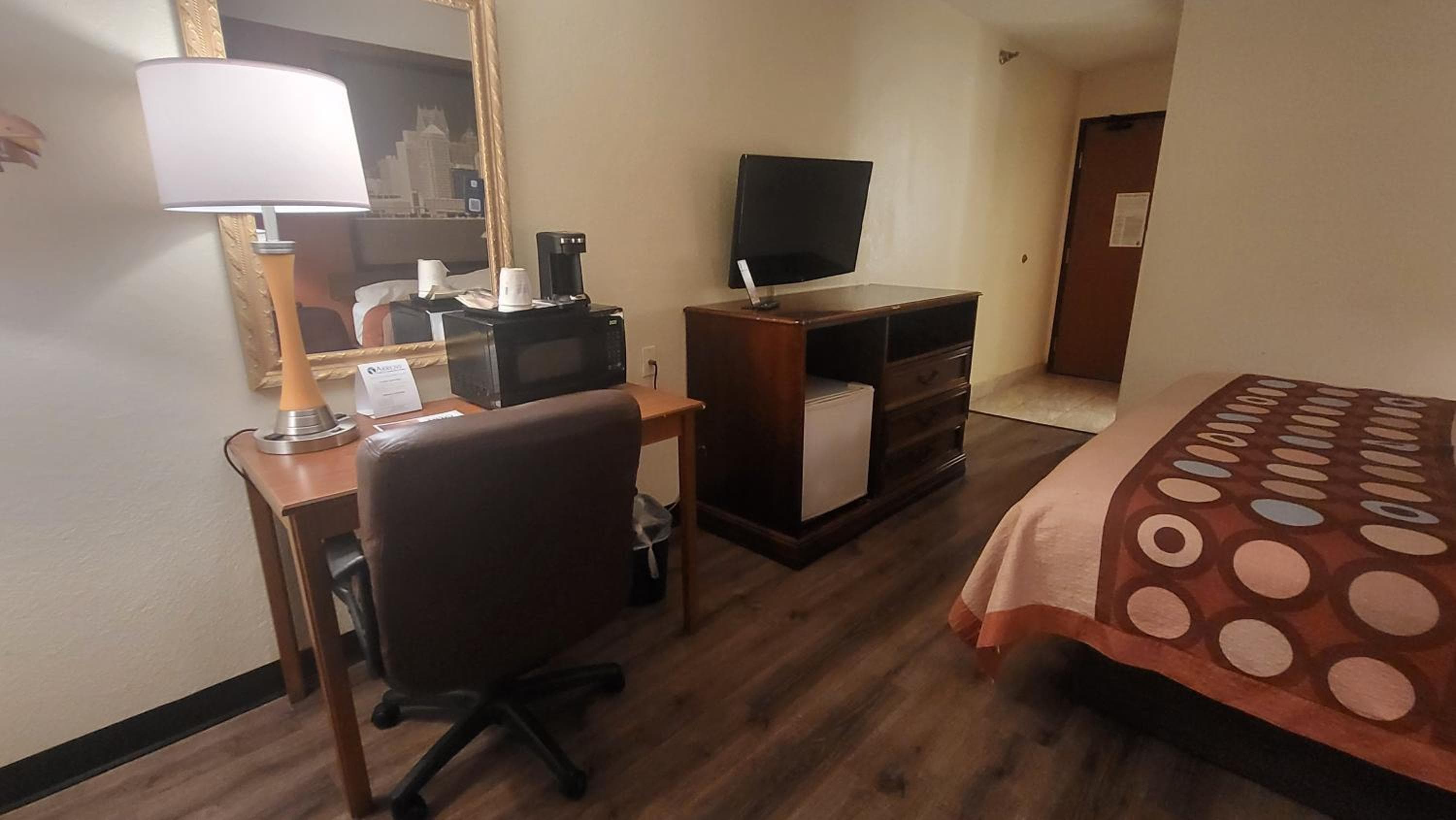 Super 8 by Wyndham Canton/Livonia Area