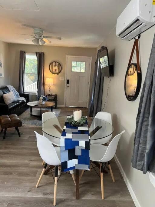 Cozy 1bed 1bath house. Short walk to the Square