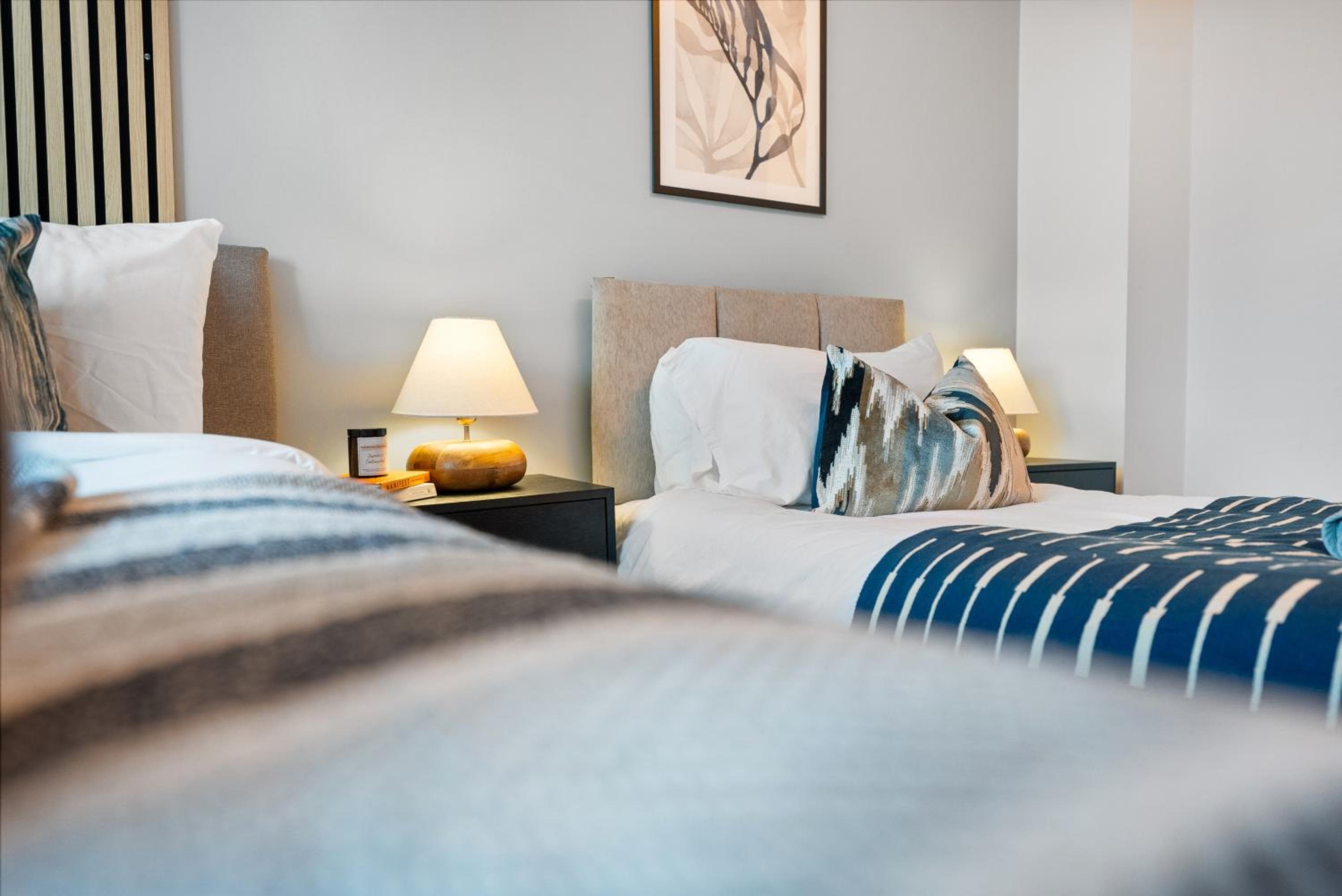 LONG TERM STAY SPECIAL OFFER AVAILABLE! 5-Bedroom Spacious, Stunning Design, Sociable Areas & Cosy House Near South Downs Park, Sleeps 11 with GAMES Room, 