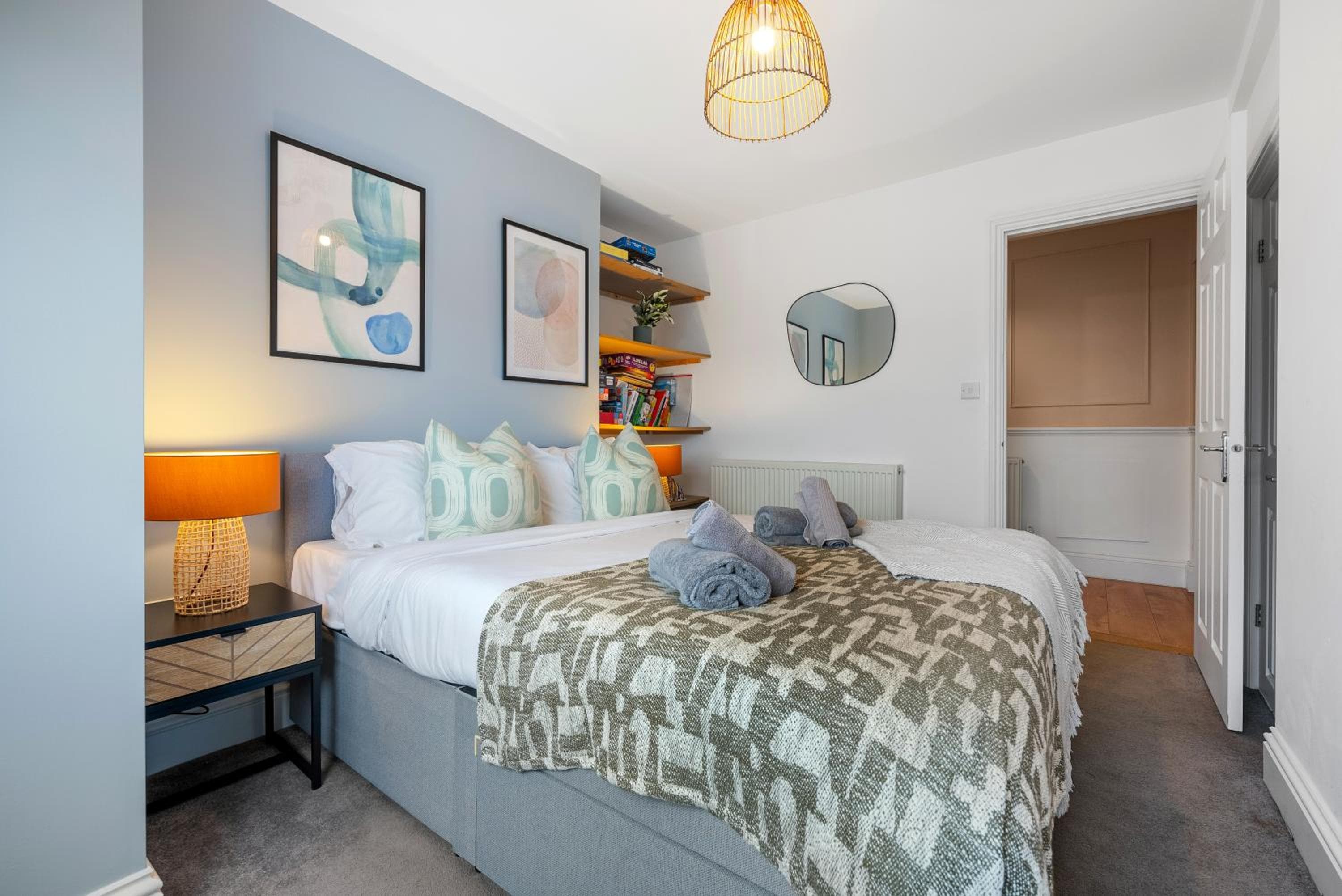 LONG TERM STAY SPECIAL OFFER AVAILABLE! 5-Bedroom Spacious, Stunning Design, Sociable Areas & Cosy House Near South Downs Park, Sleeps 11 with GAMES Room, 