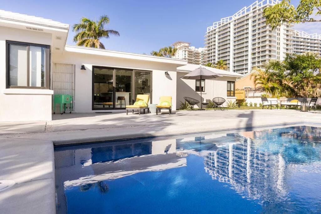 Modern Beach Home, Family Friendly, Heated Pool
