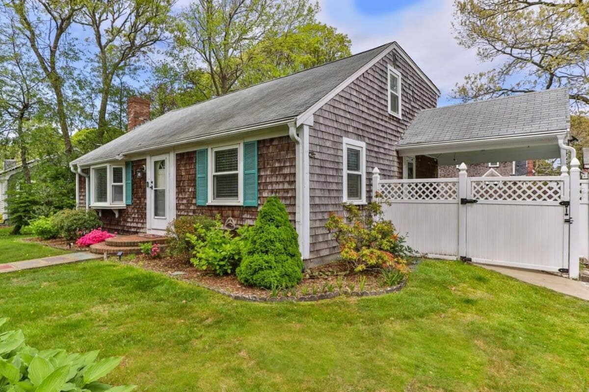Stay On The Cape Vacation Rentals: Gorgeous 4 Bedroom 4 Minutes to Beach Swan Pond