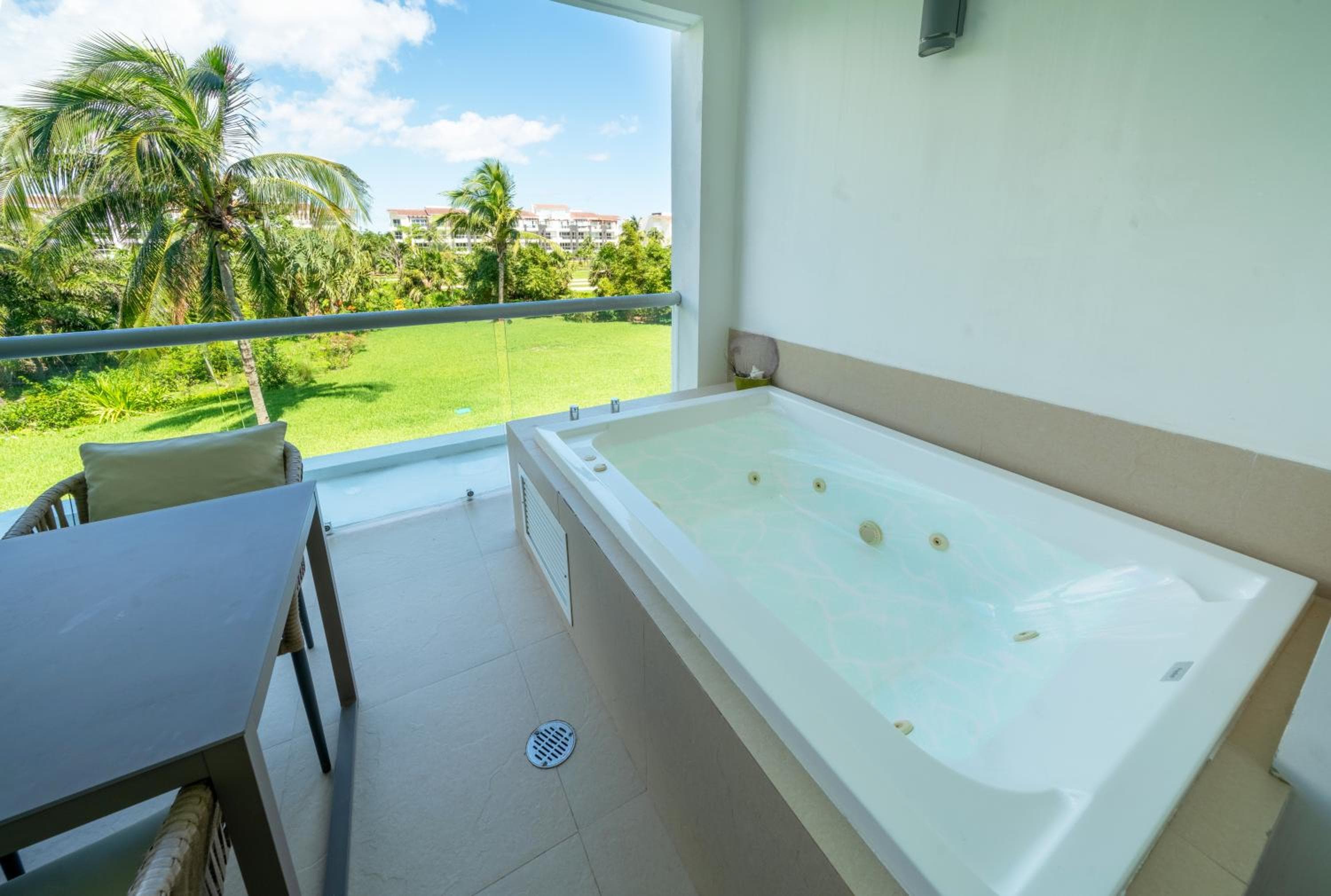 Luxury 2 BR Condo with tub & Infinity Pool - Beach Side At Mareazul - Sirenita G