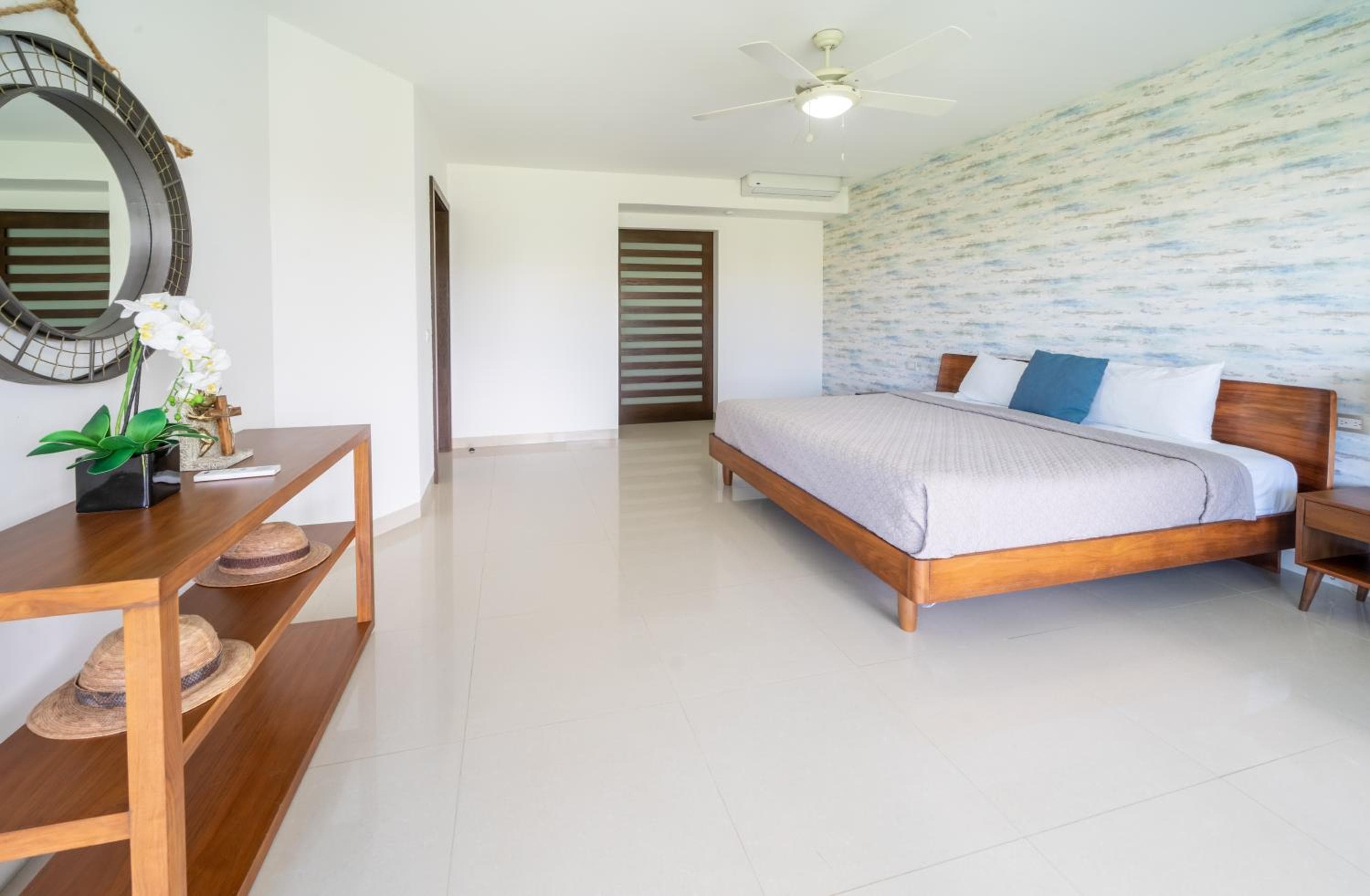 Luxury 2 BR Condo with tub & Infinity Pool - Beach Side At Mareazul - Sirenita G