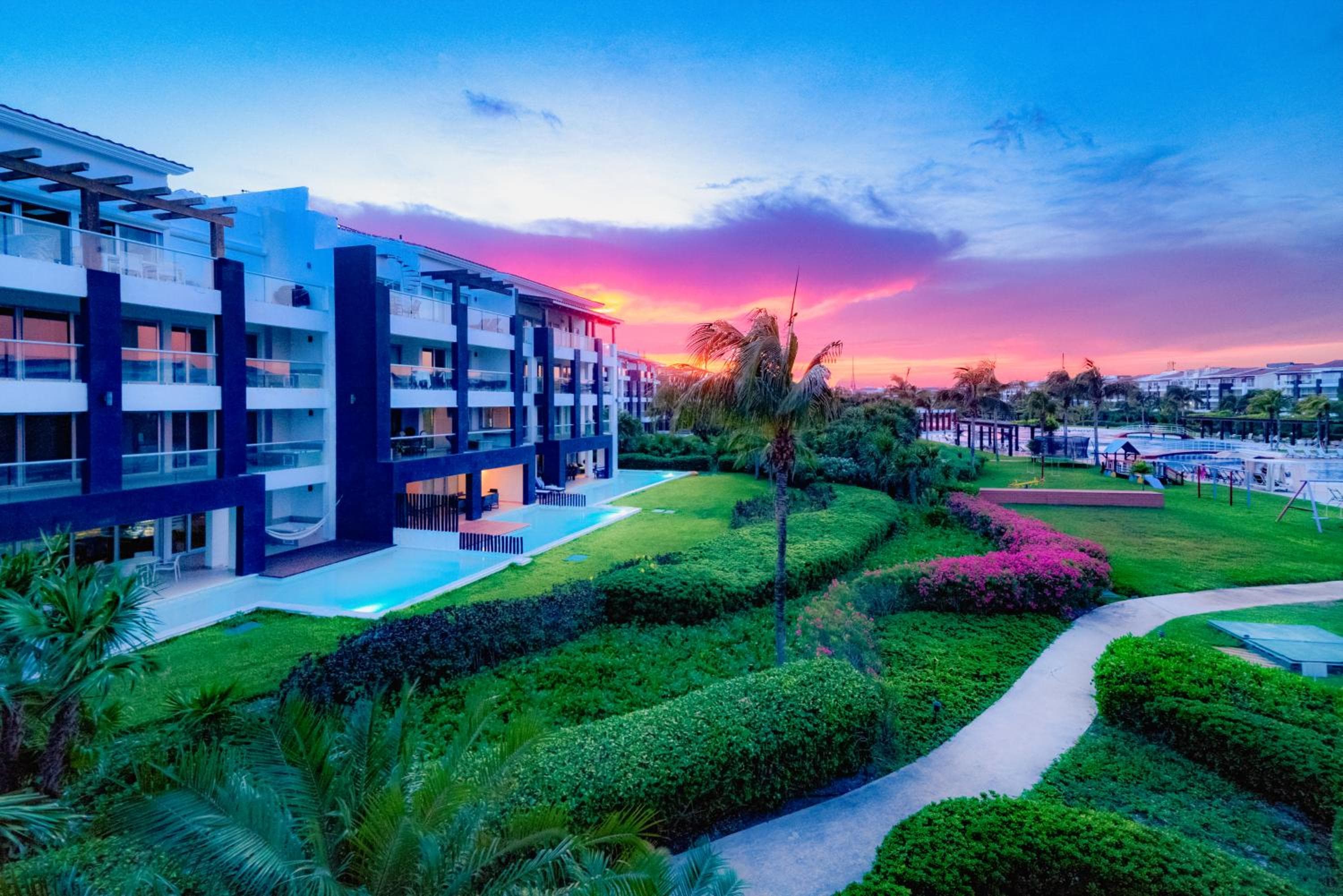 Luxury 2 BR Condo with tub & Infinity Pool - Beach Side At Mareazul - Sirenita G