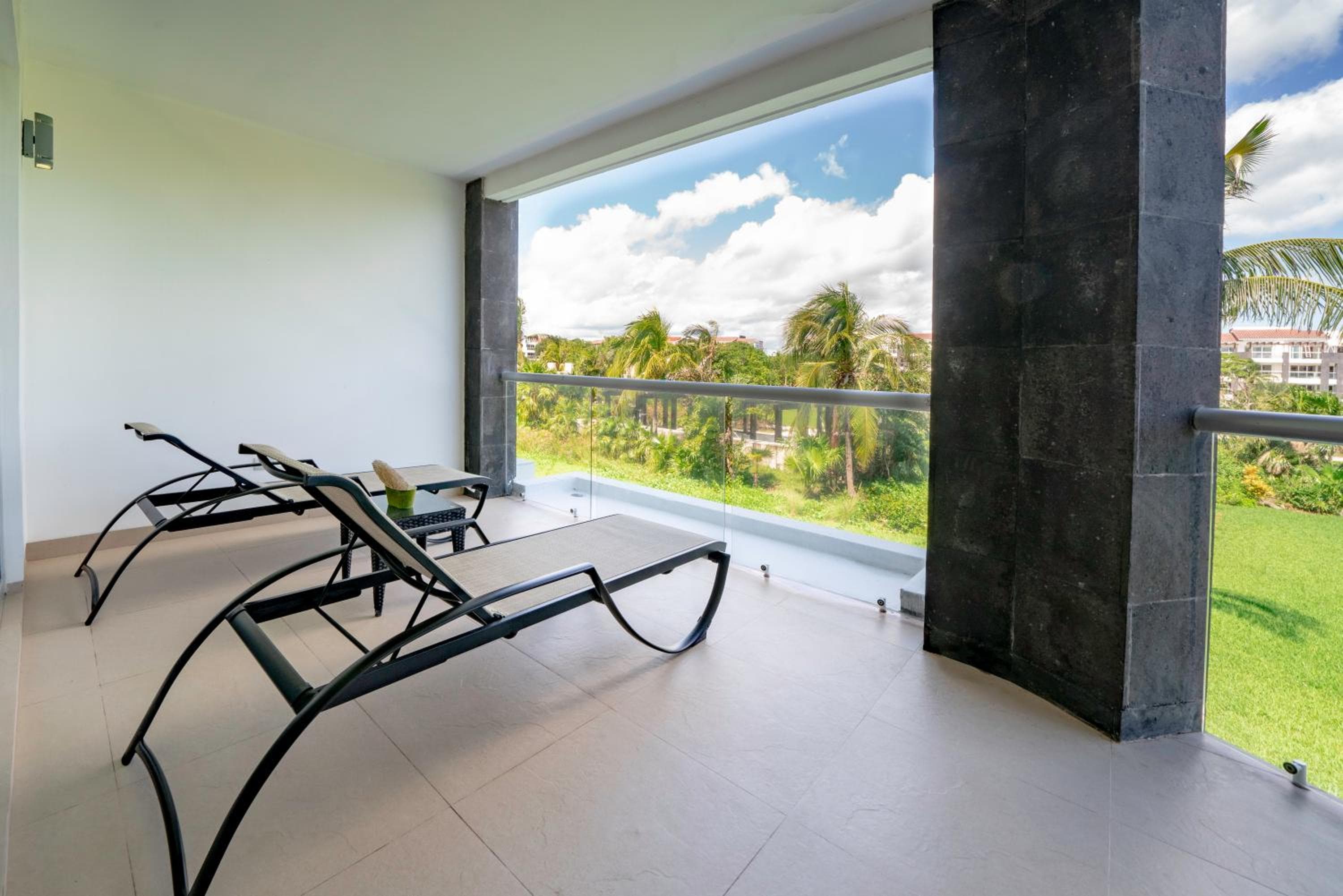 Luxury 2 BR Condo with tub & Infinity Pool - Beach Side At Mareazul - Sirenita G