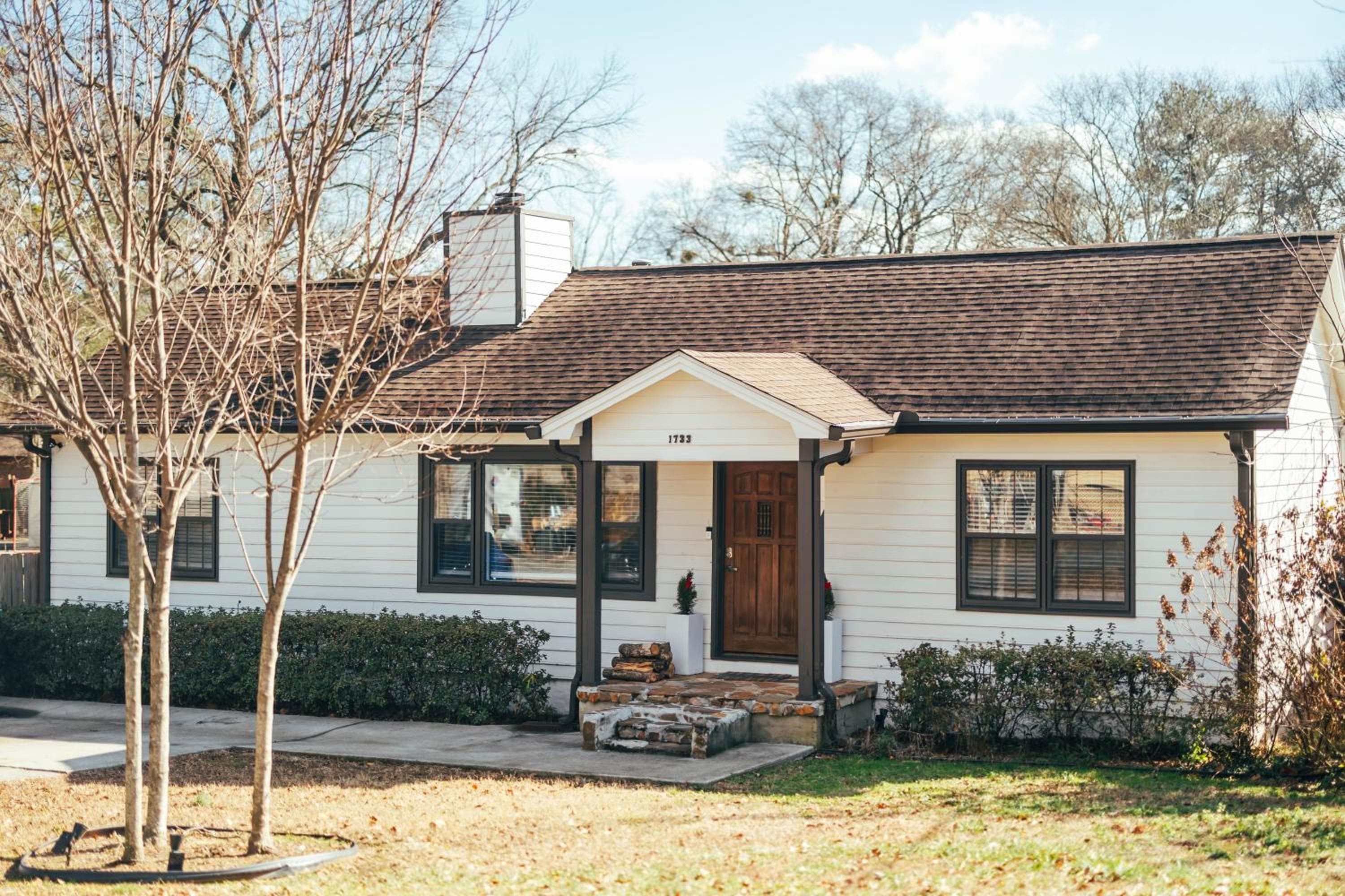 Cozy Family-Friendly home w/ fenced-in backyard