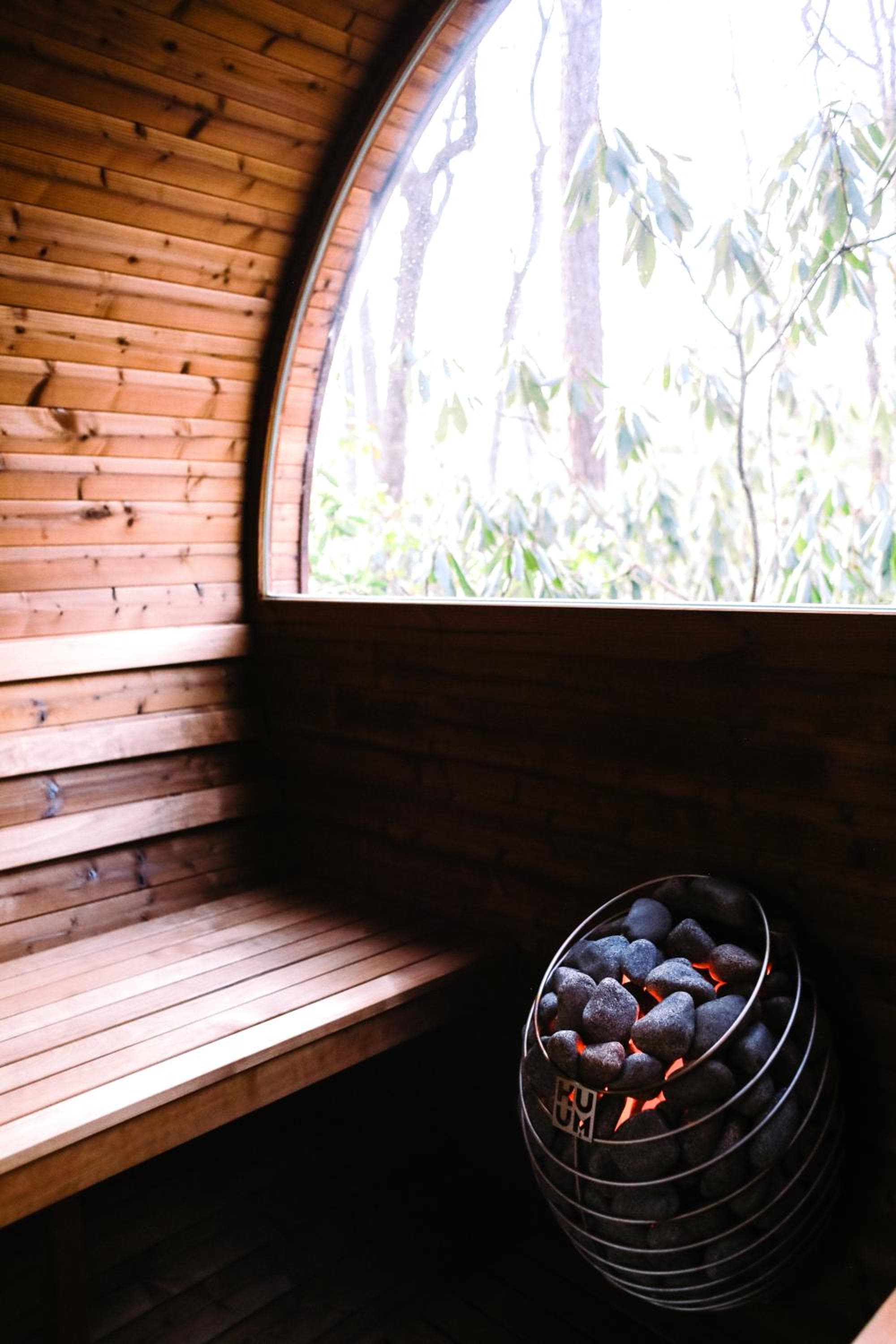 The Rosewood Cottage - Sauna, Soak, and Luxury