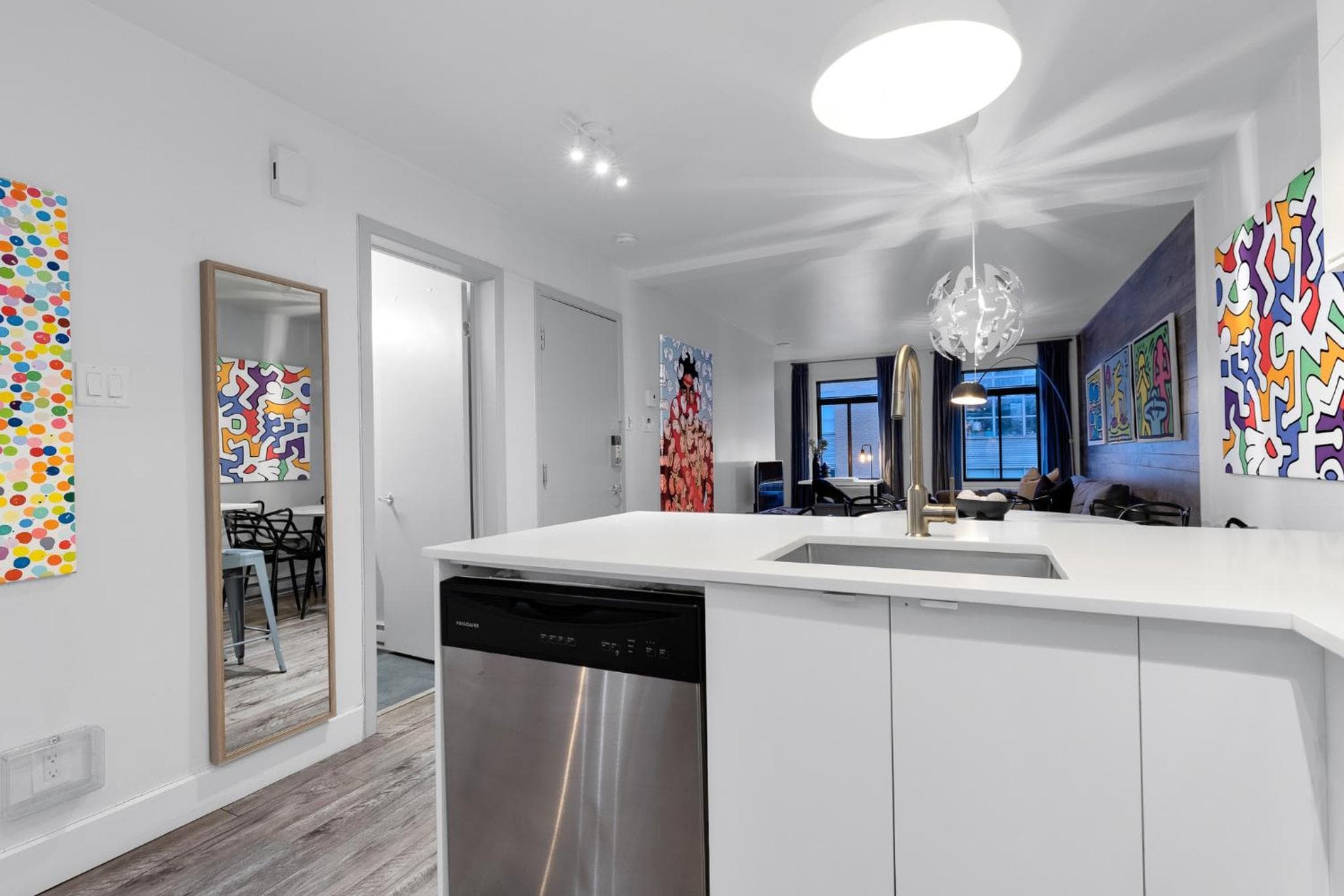 LiV MTL Urban Spacious Group Suites Near Downtown Montreal