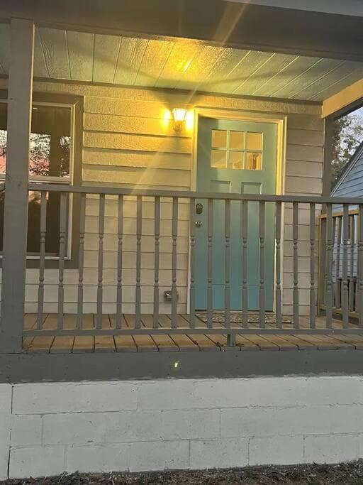 Charming 1 bed 1 bath house. Short Walk To The Square. Mystic Falls Vacation Homes