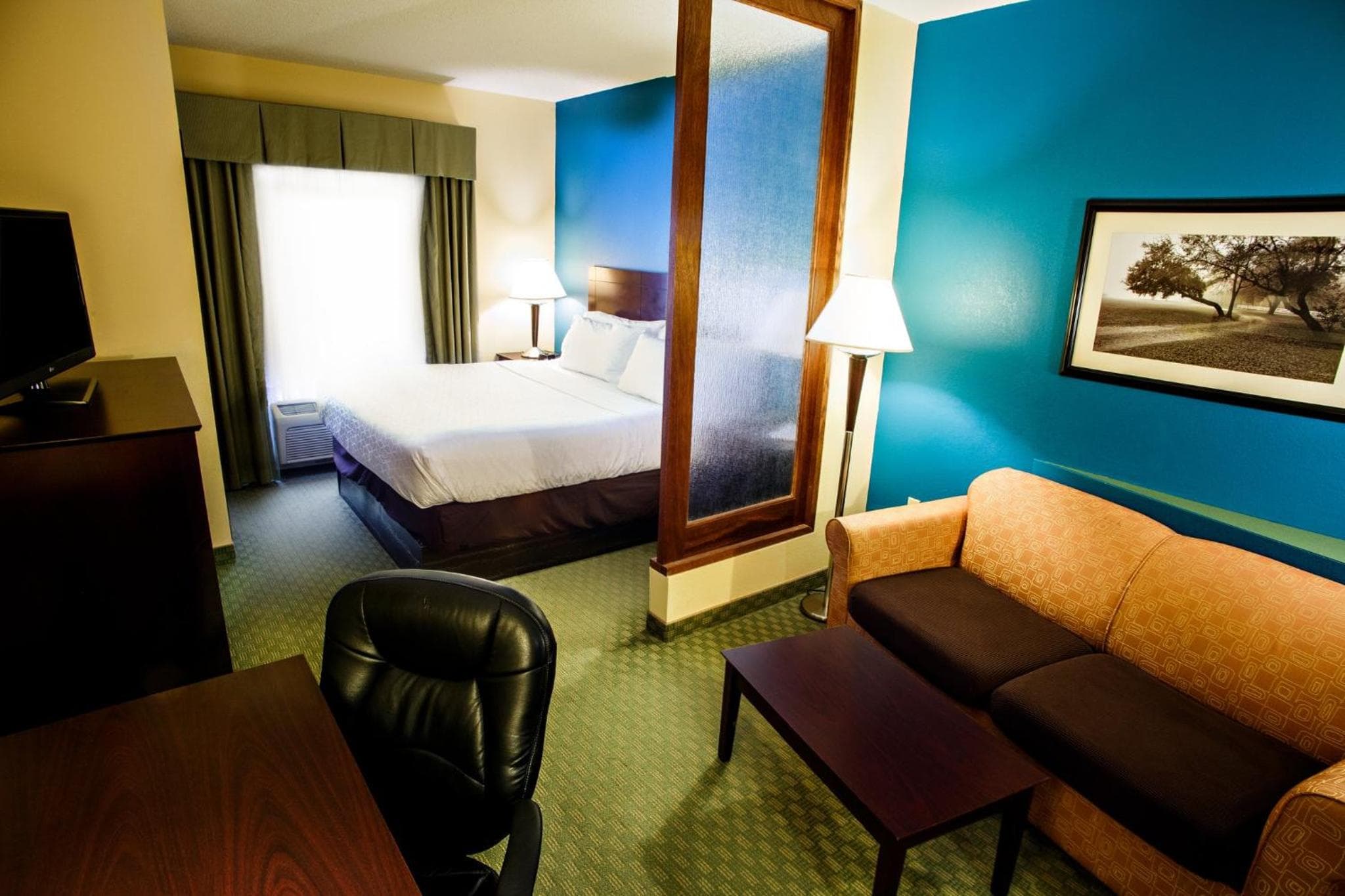 Holiday Inn Express & Suites Harrisburg West