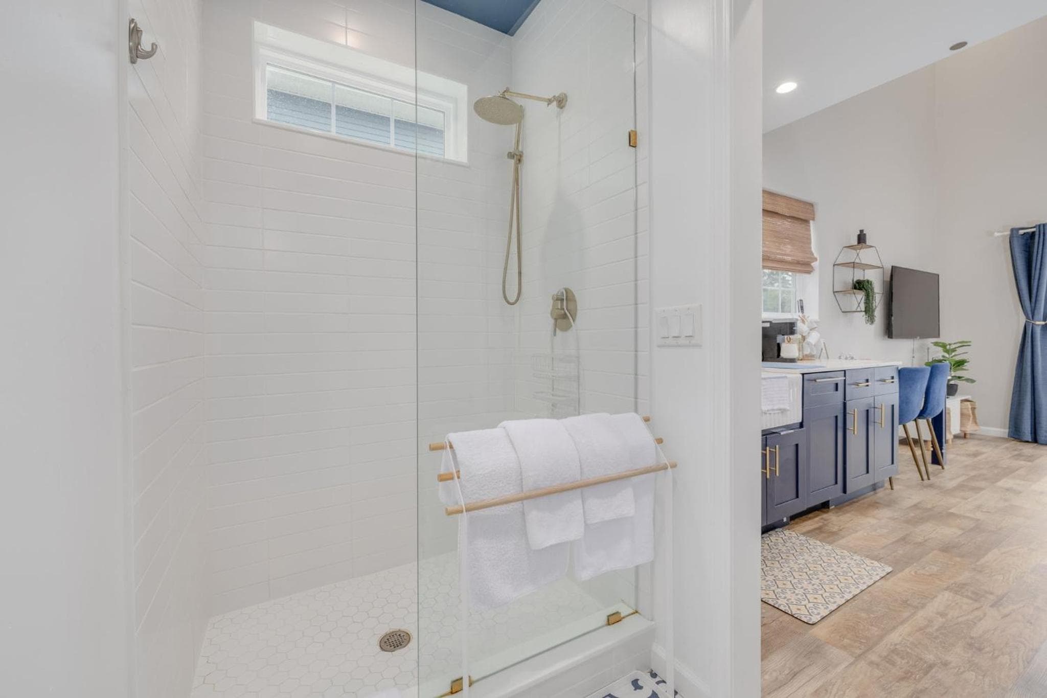 SHELLY - Cozy 1 bedroom tiny home with pool