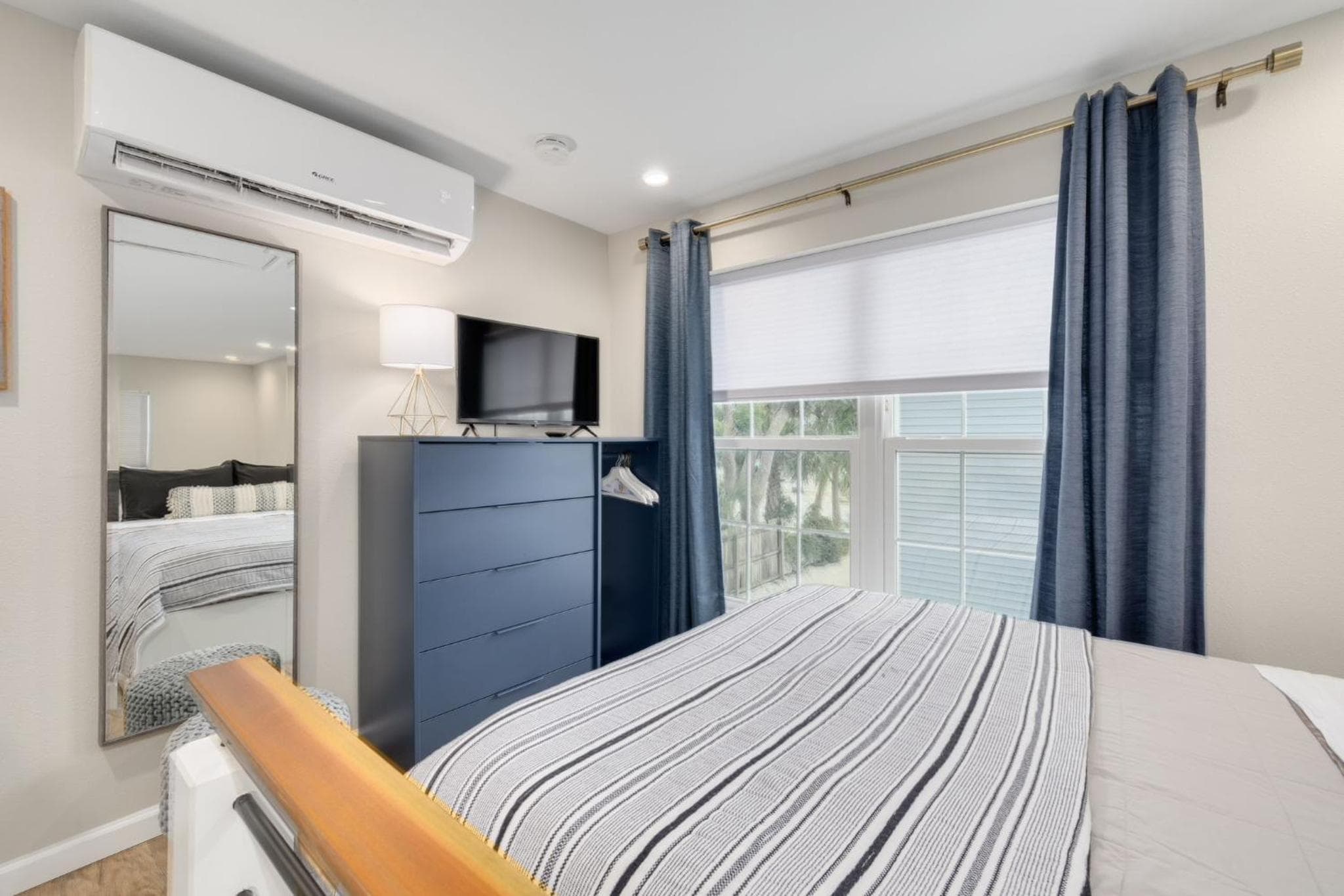 SHELLY - Cozy 1 bedroom tiny home with pool
