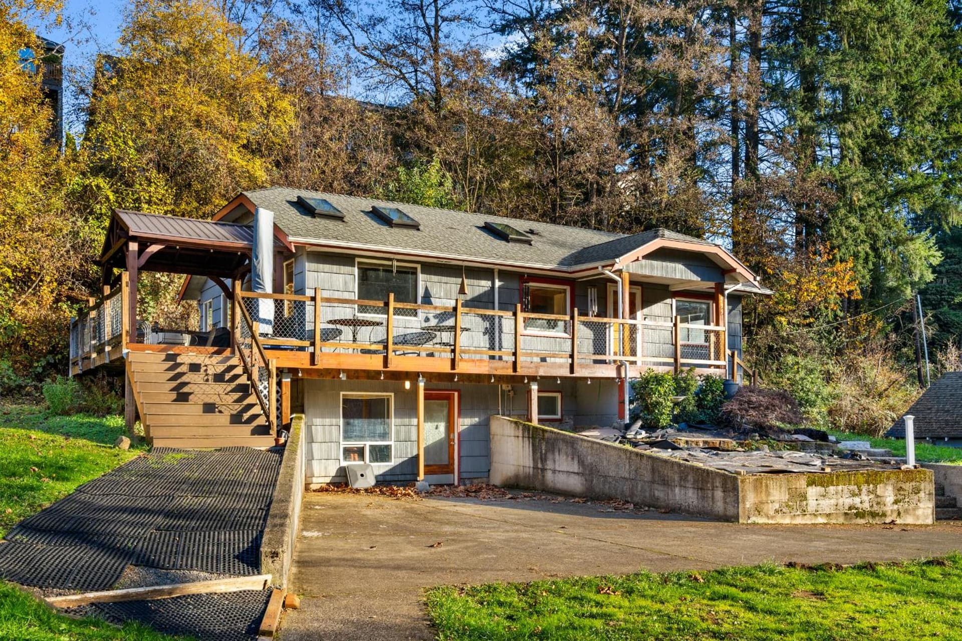 House near Lake w Beautiful Acres to Explore
