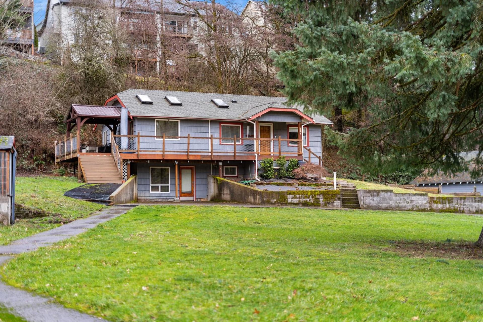 House near Lake w Beautiful Acres to Explore