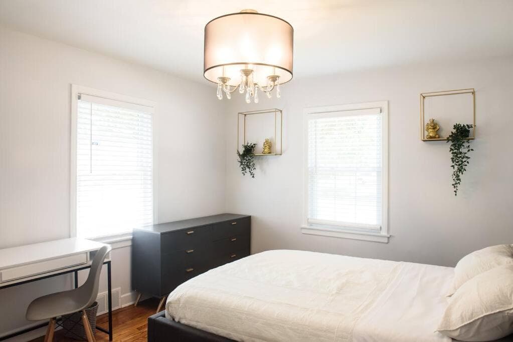 Peaceful home, walking distance to AHts downtown