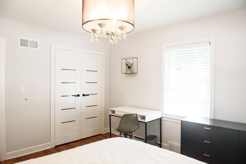 Peaceful home, walking distance to AHts downtown
