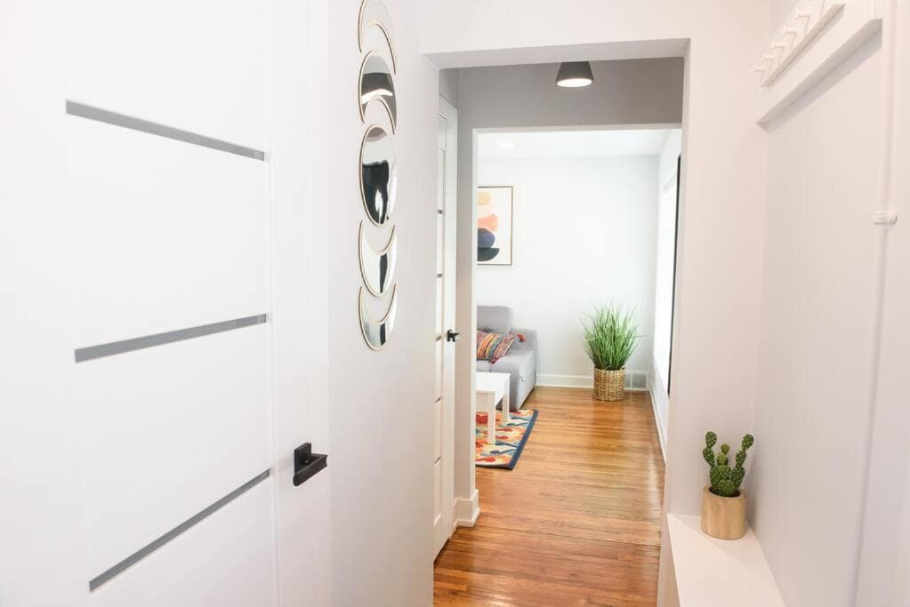 Peaceful home, walking distance to AHts downtown