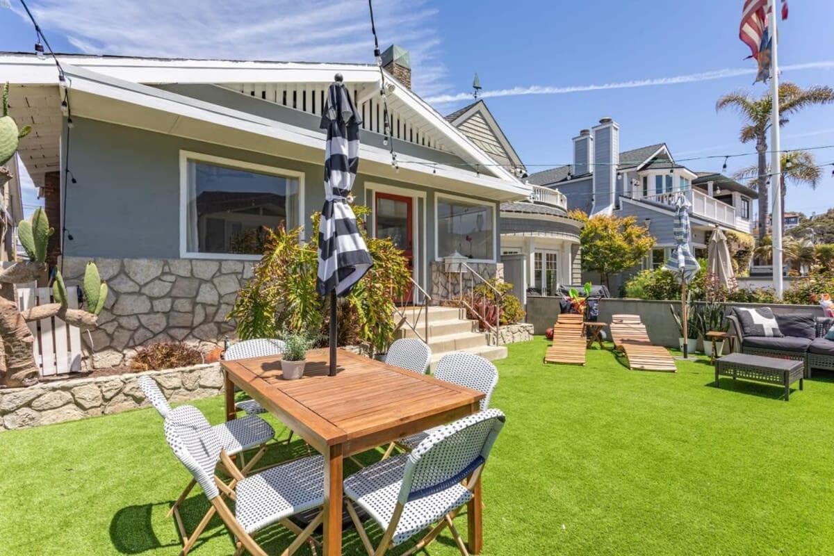 Hermosa Bungalow 1920s Charm Steps to the Strand