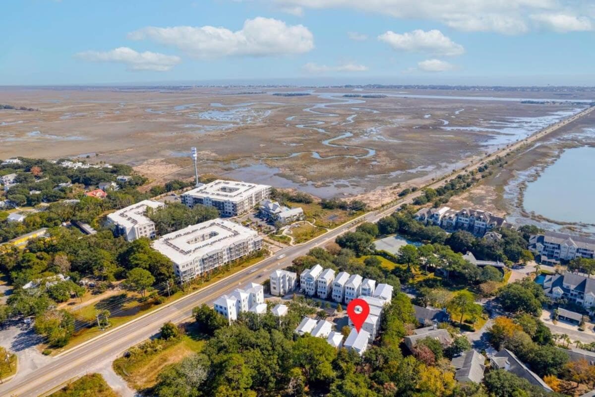 Mt Pleasant Beach Retreat- Mins to Beach-Hot Tub