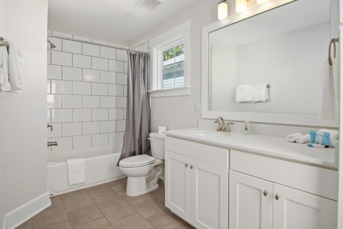 Mt Pleasant Beach Retreat- Mins to Beach-Hot Tub