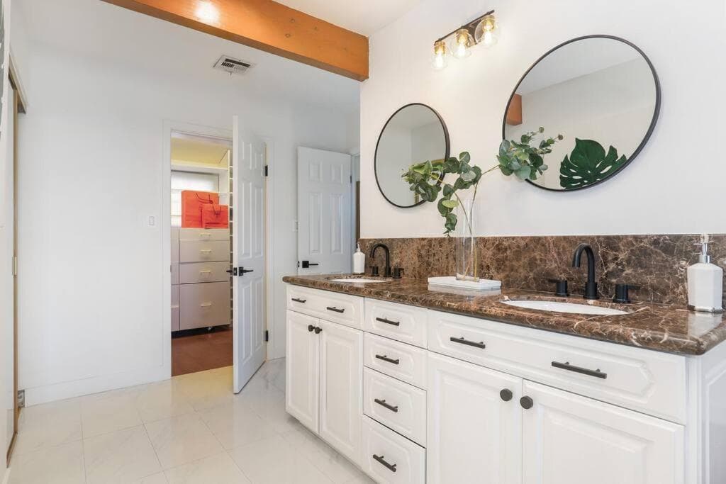 Modern Farmhouse with Panoramic Hill Views, Heated Salt Water Pool, Hot Tub