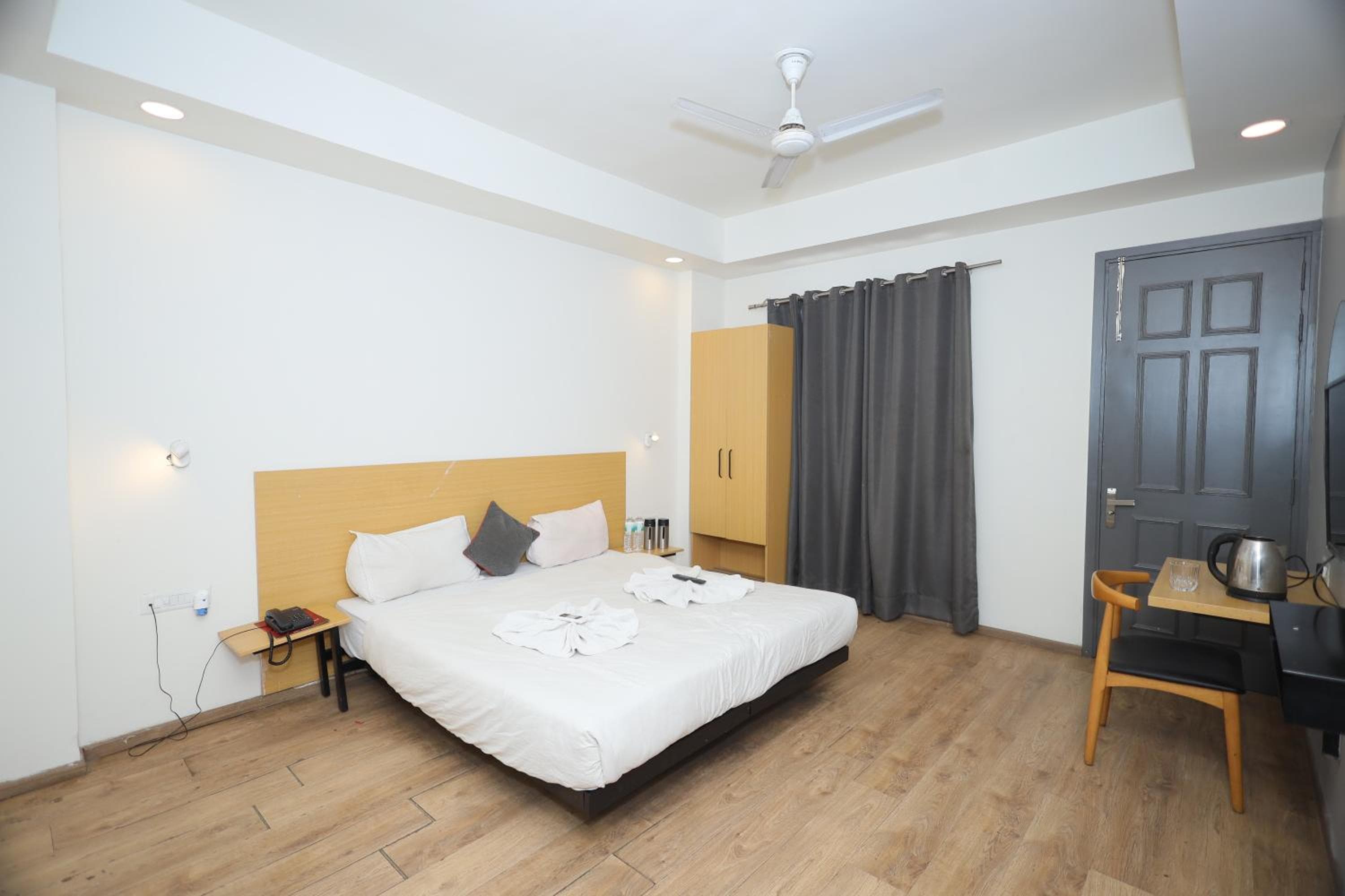 Hotel Wedlock sector 47