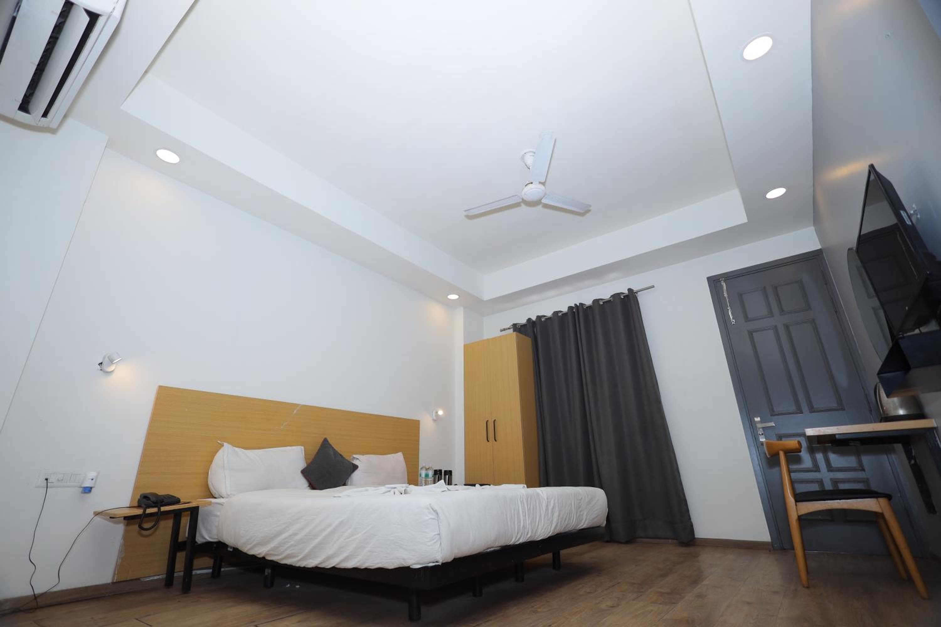 Hotel Wedlock sector 47