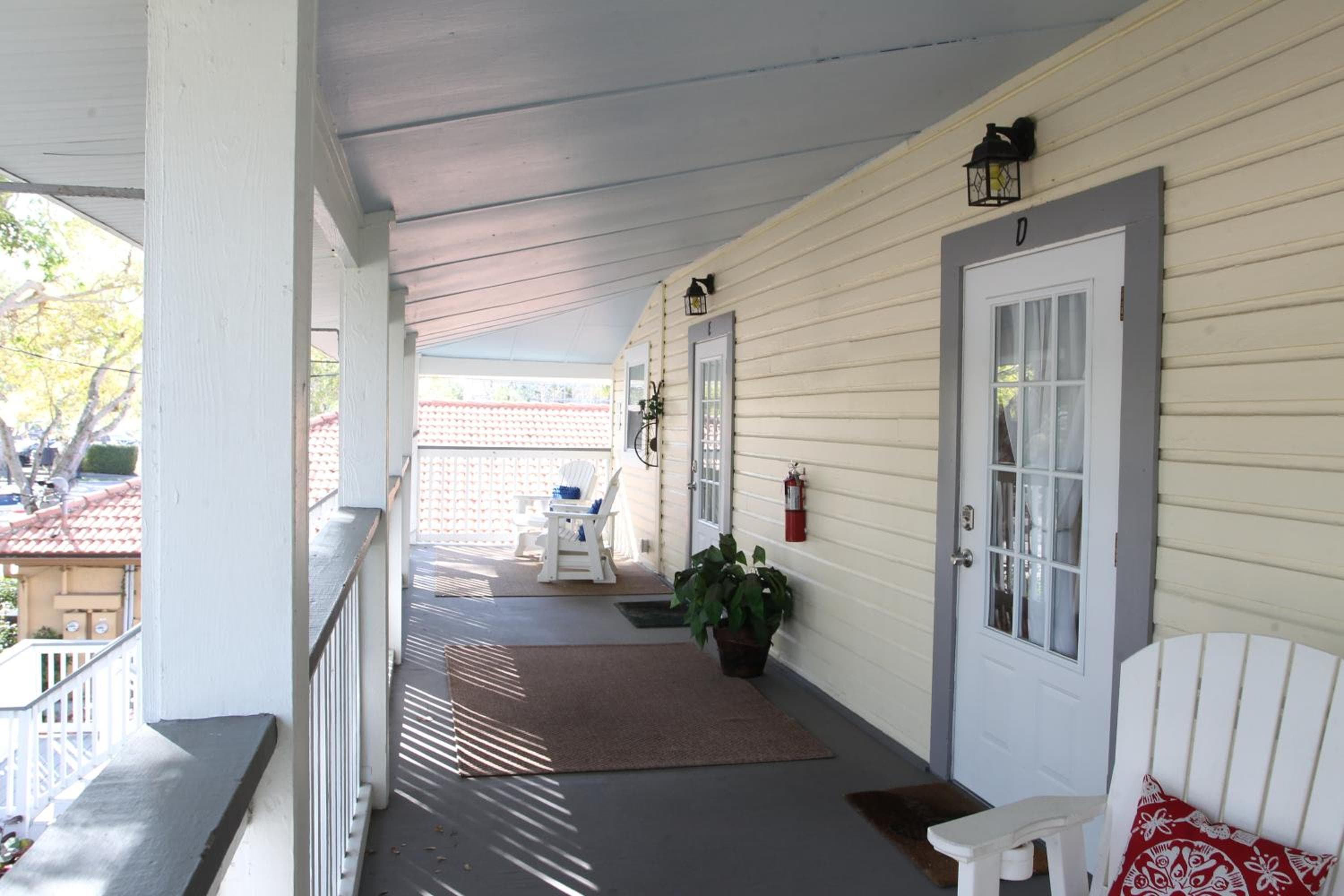 2 Bedroom Apt Overlooking Dunedin Town Square NO KIDS, NO PETS