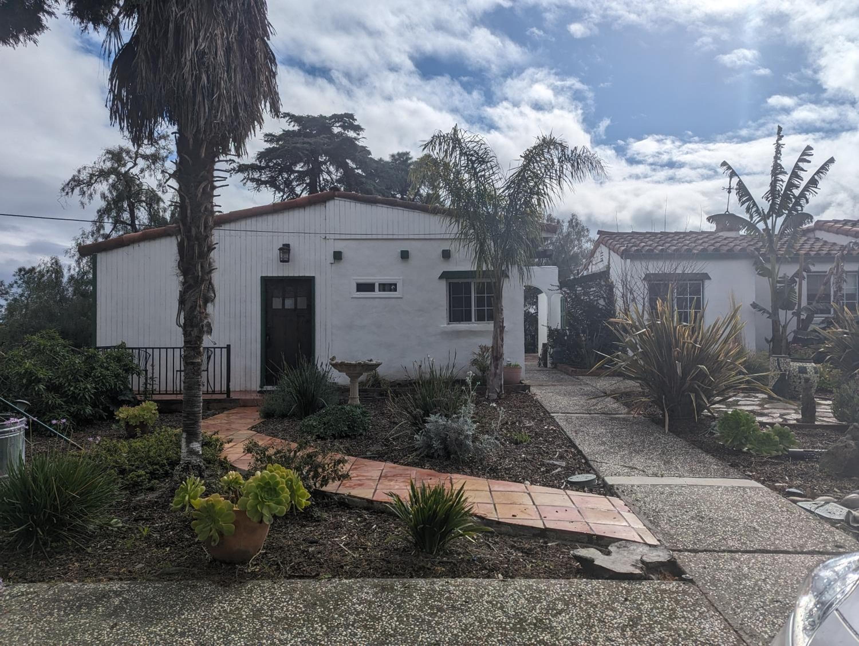 Farm house retreat on the hills near BART