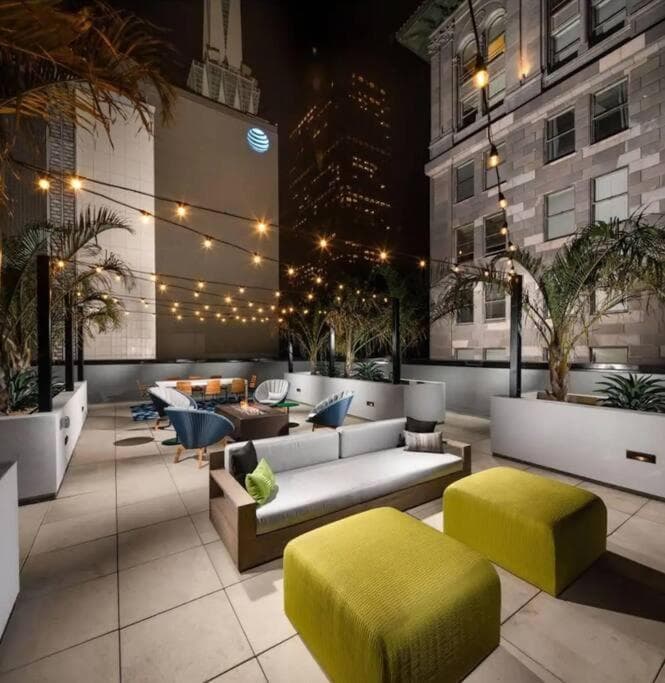 Comfy Apt with pool & hot tub in downtown LA'