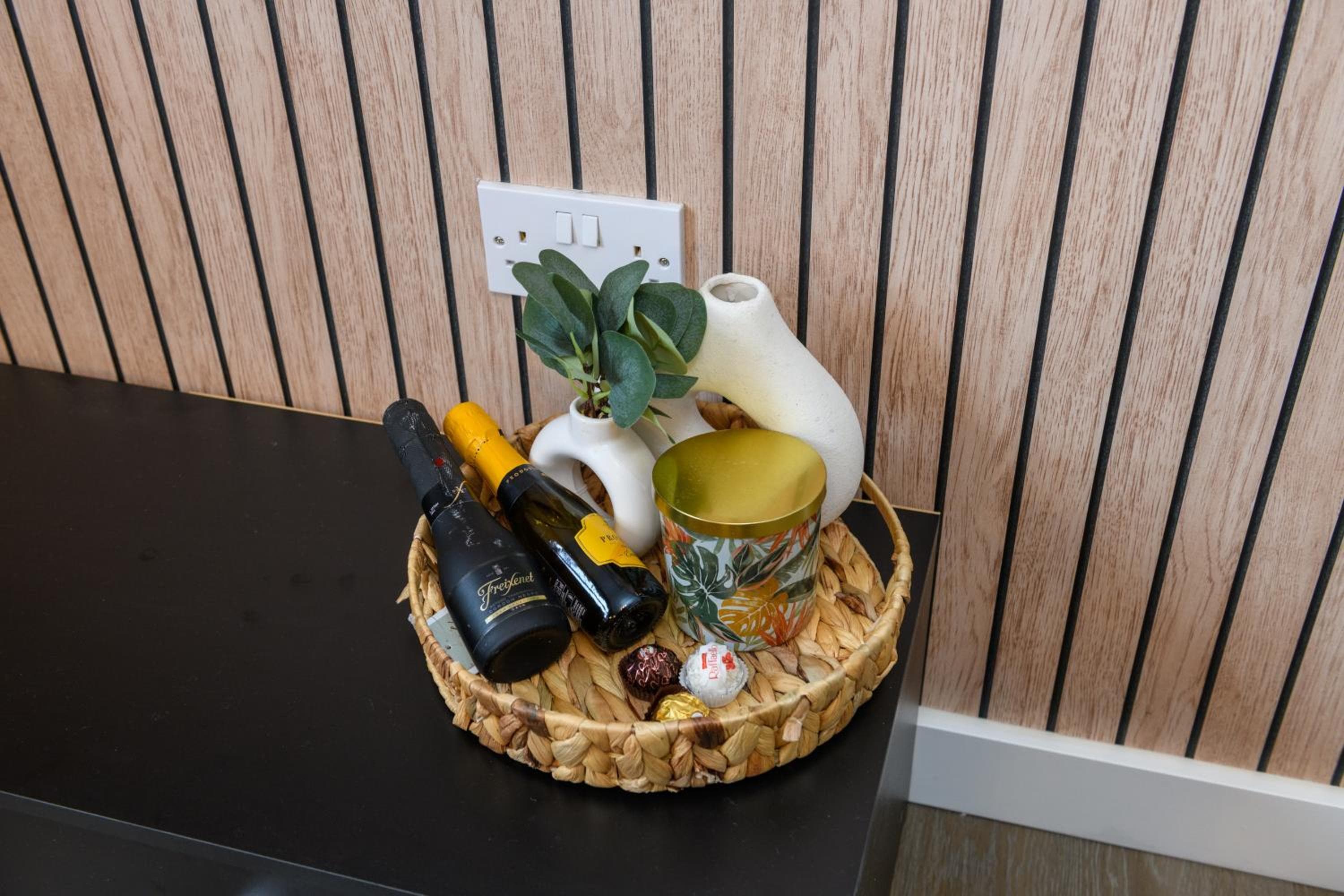 Benjamin Suite - Modern 3BR Apartment with Parking & WIFI