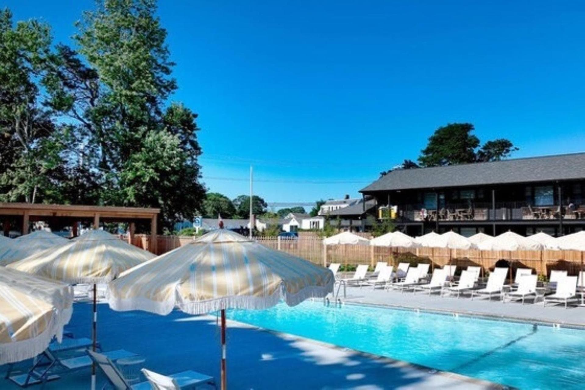 Blue Sky Retreat – Cozy, Central Walk to Beach