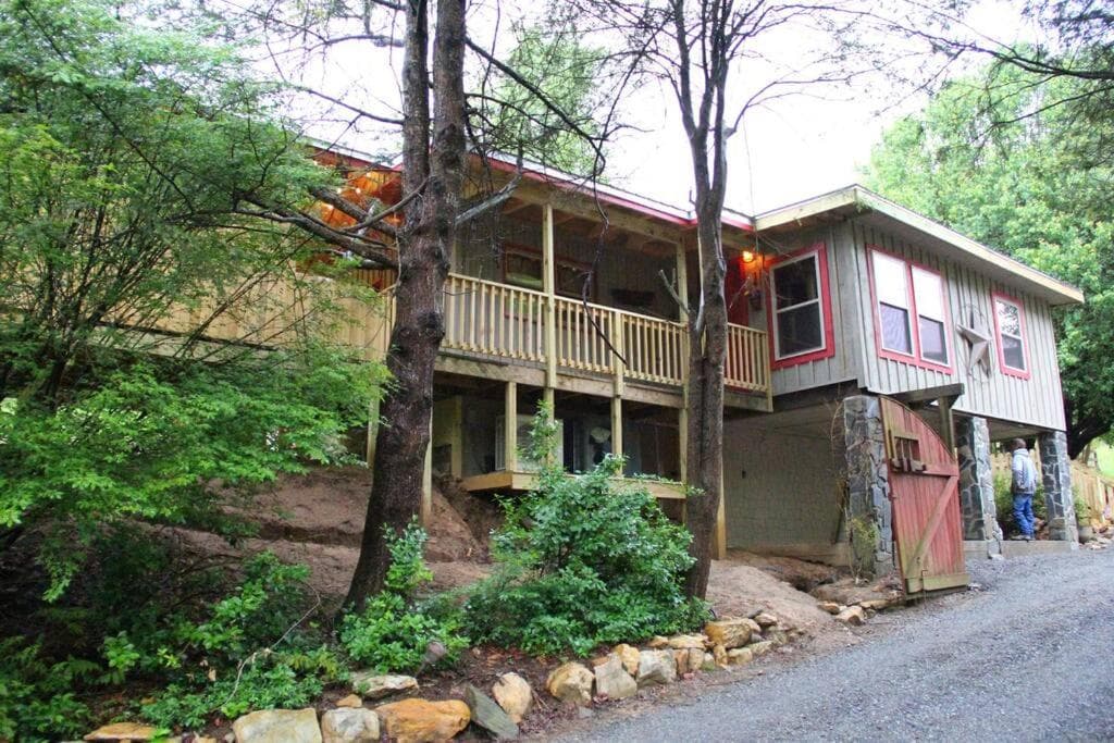 Horse Shoe Cottage: access to the bison ranch