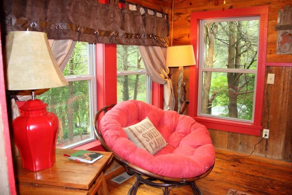 Horse Shoe Cottage: access to the bison ranch