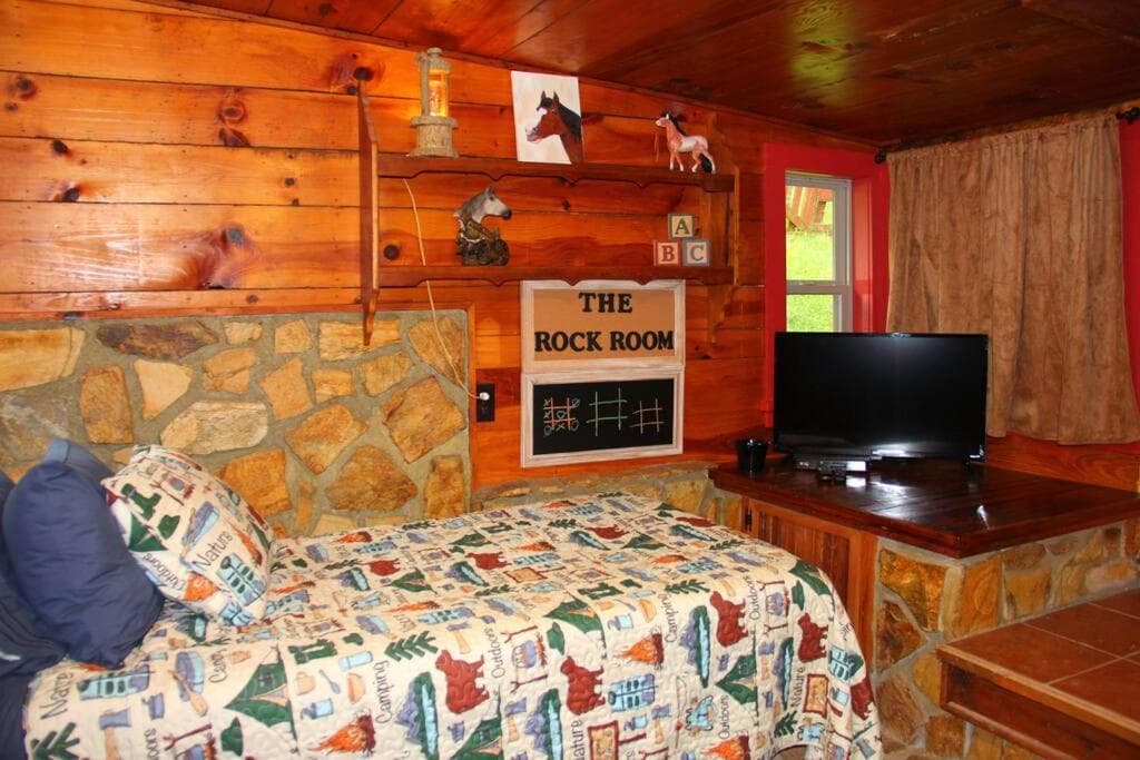 Horse Shoe Cottage: access to the bison ranch